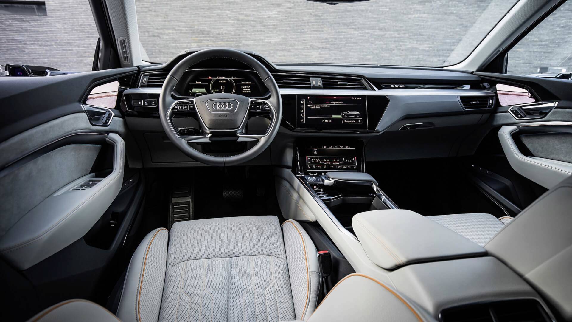 Audi e-tron traz nada menos que 5 telas coloridas distribuídas pela cabine