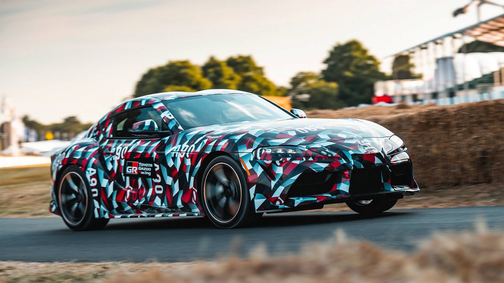 Durante volta na pista de Goodwood, deu para conferir o ronco do motor de 6 cilindros biturbo