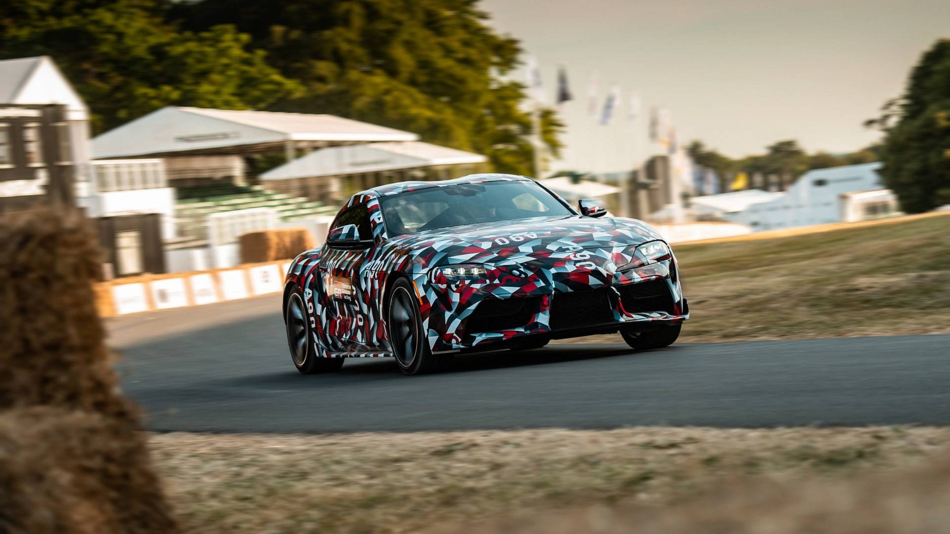 Piloto pegou leve ao acelerar o novo Supra no Festival de Velocidade de Goodwood