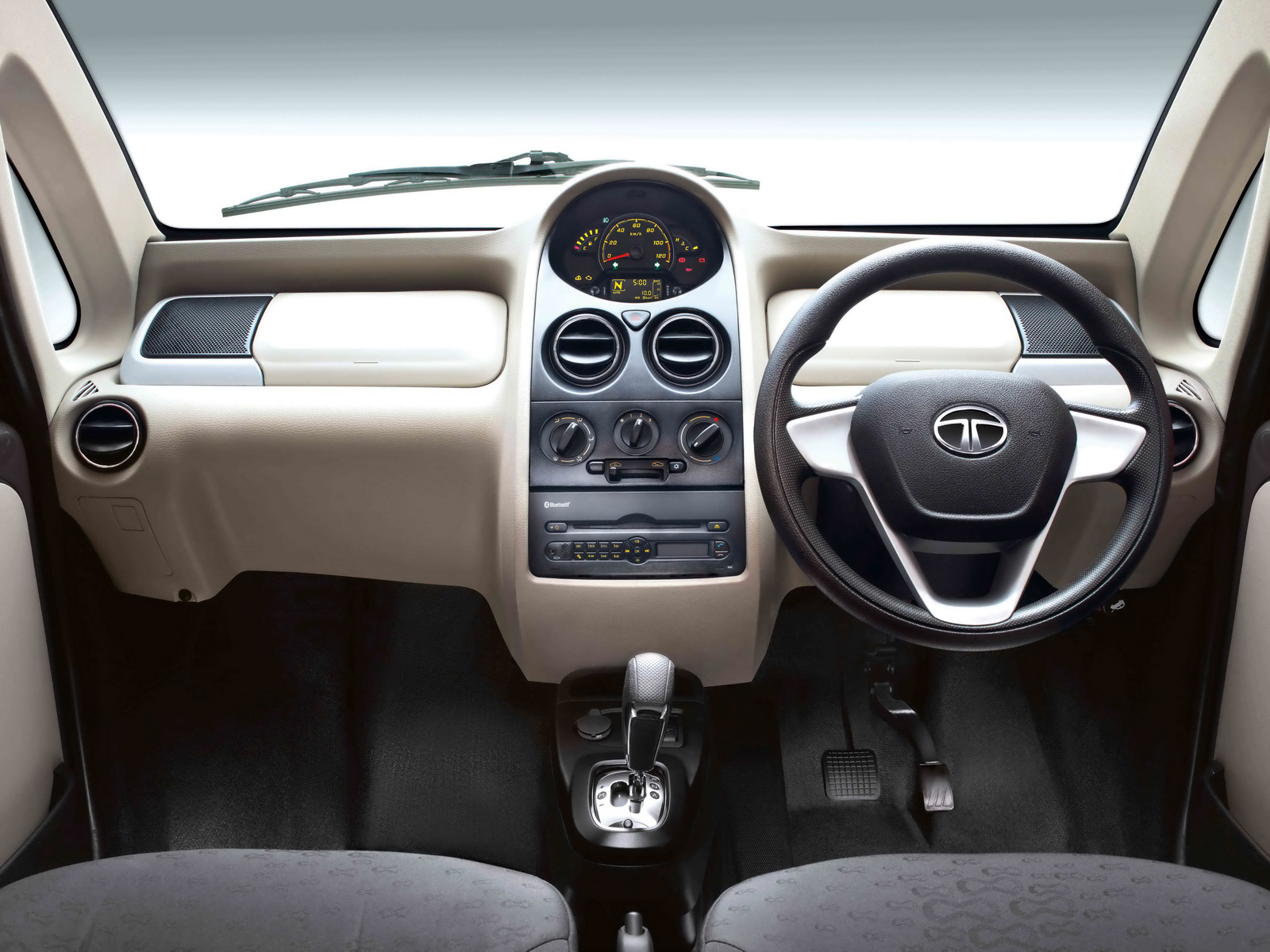 Na atualização de 2015, Tata Nano ganhou direção elétrica e som com Bluetooth e USB