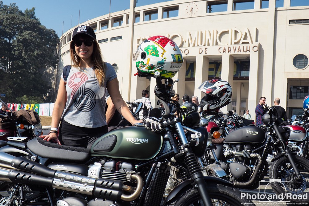 Triumph Street Scrambler e a jornalista Karina Simões