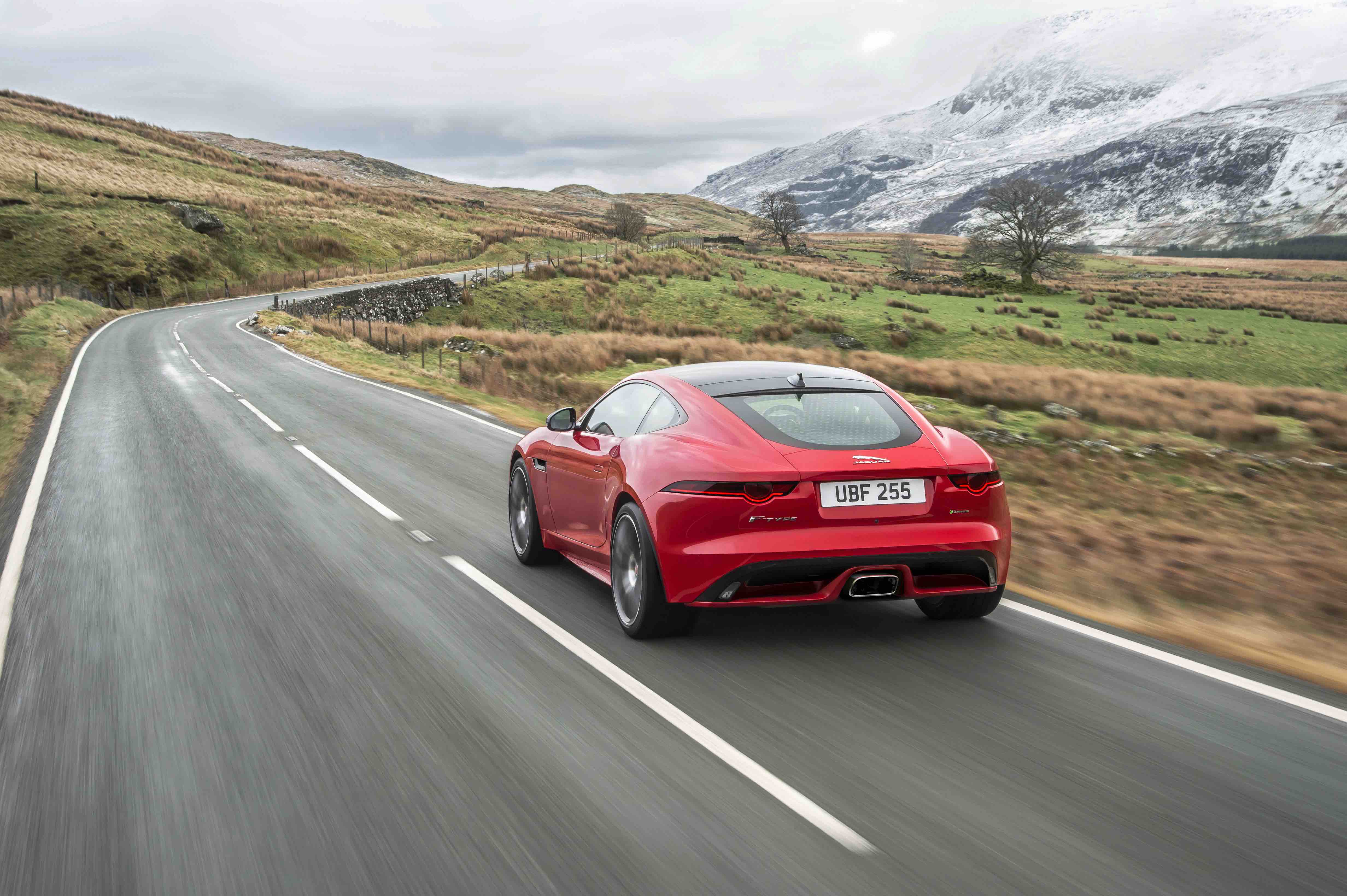 Além da nova configuração 2.0, Jaguar F-Type ganhou retoques visuais em todas as versões, como as lanternas traseiras fumê