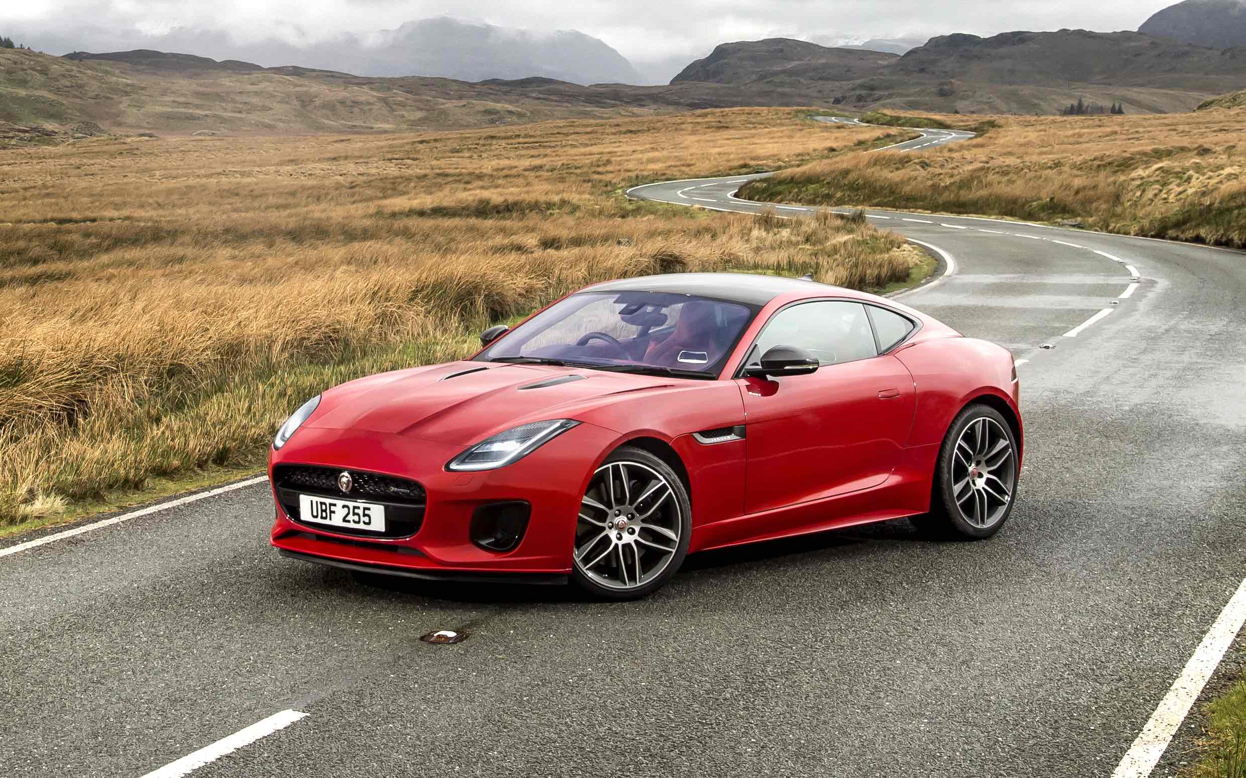 Jaguar F-Type inclui faróis full-LED, novos para-choques e detalhes em preto brilhante