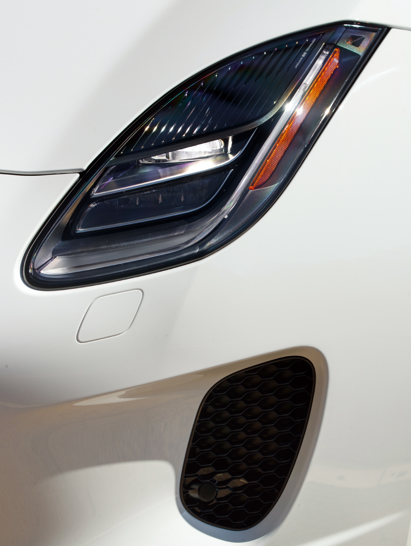 Na linha 2019, agora todas as configurações do F-Type vêm de série com faróis full-LED