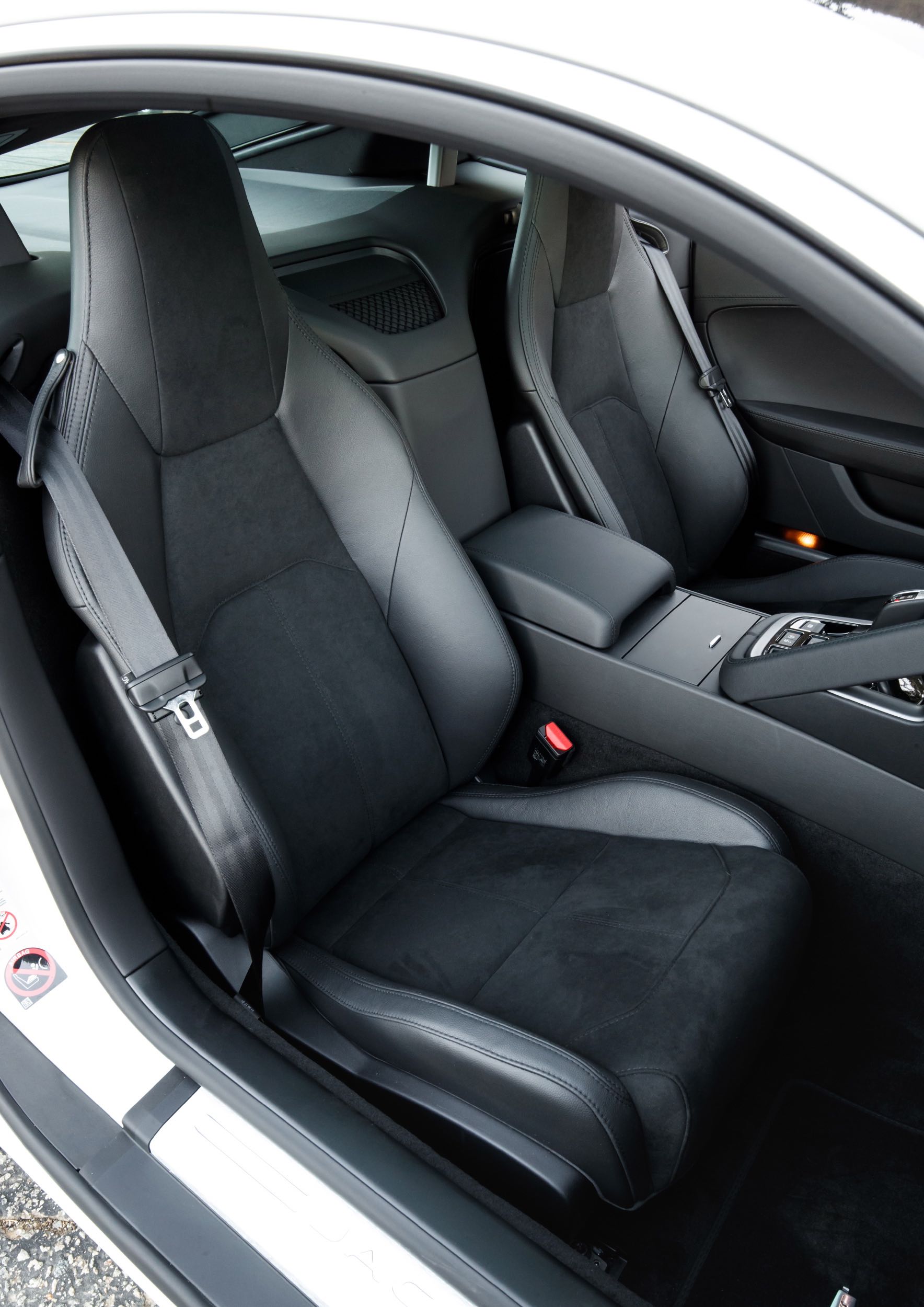 Na linha 2019, Jaguar F-Type traz novos bancos esportivos, mais finos, com estrutura de magnésio. Eles são 8,5 kg mais leves