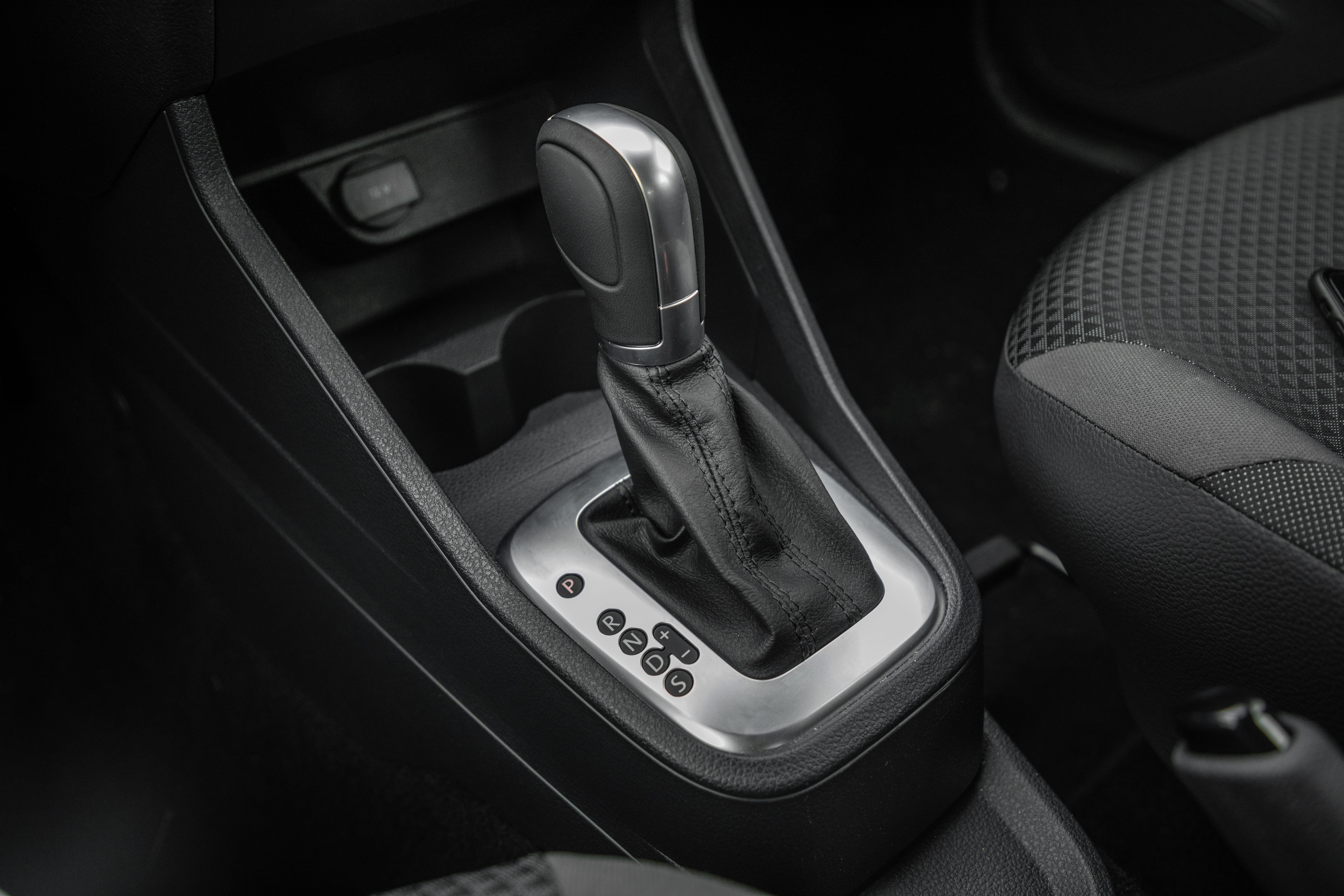 Foto mostra alavanca do câmbio do Volkswagen Gol 1.6 AT