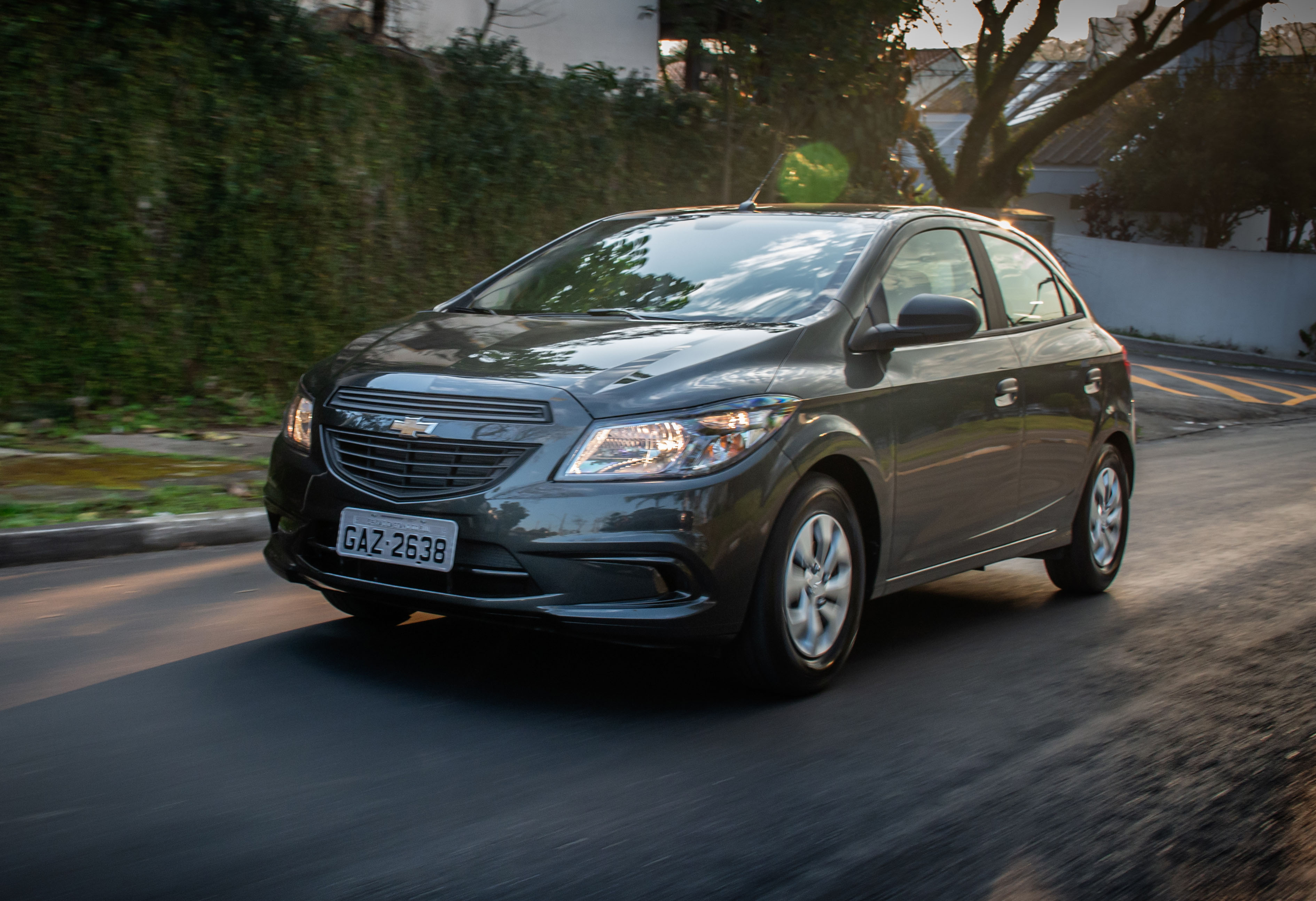 Chevrolet Onix Joy chumbo andando na rua