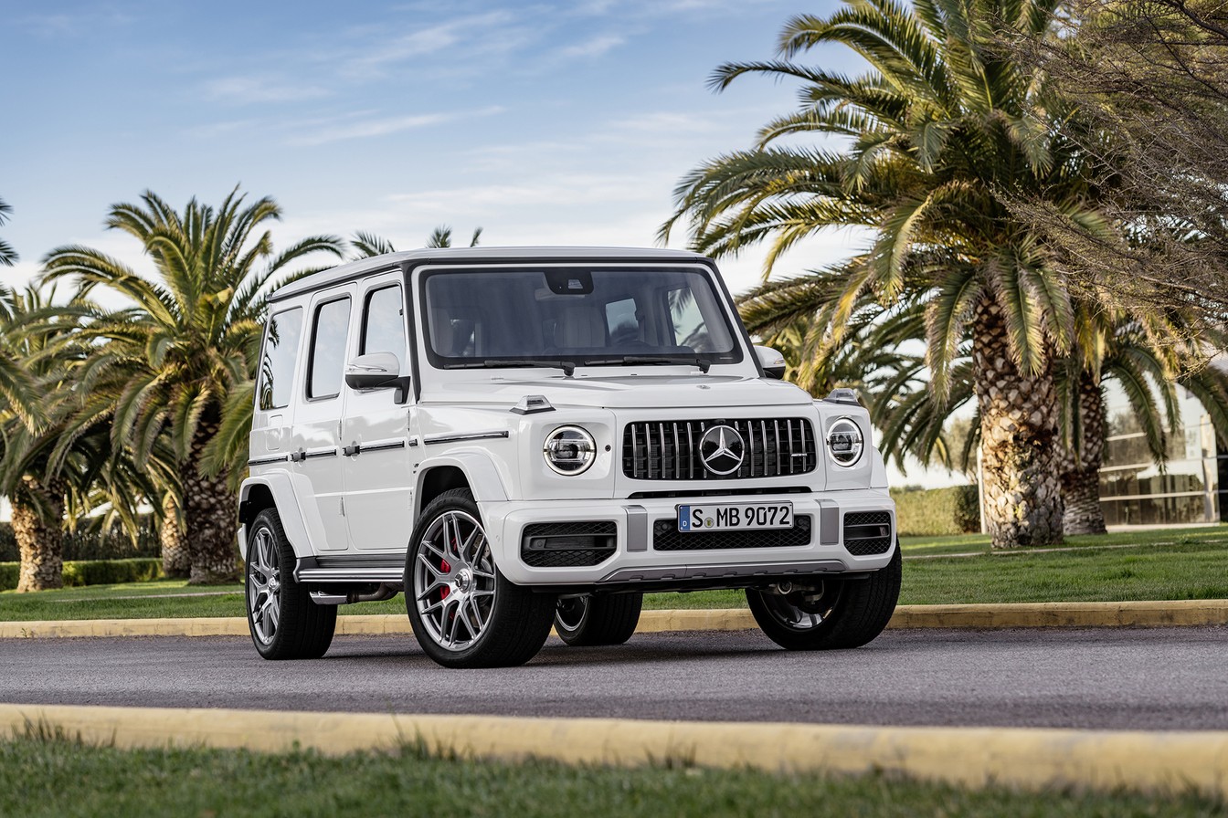 Classe G branco estacionado de frente