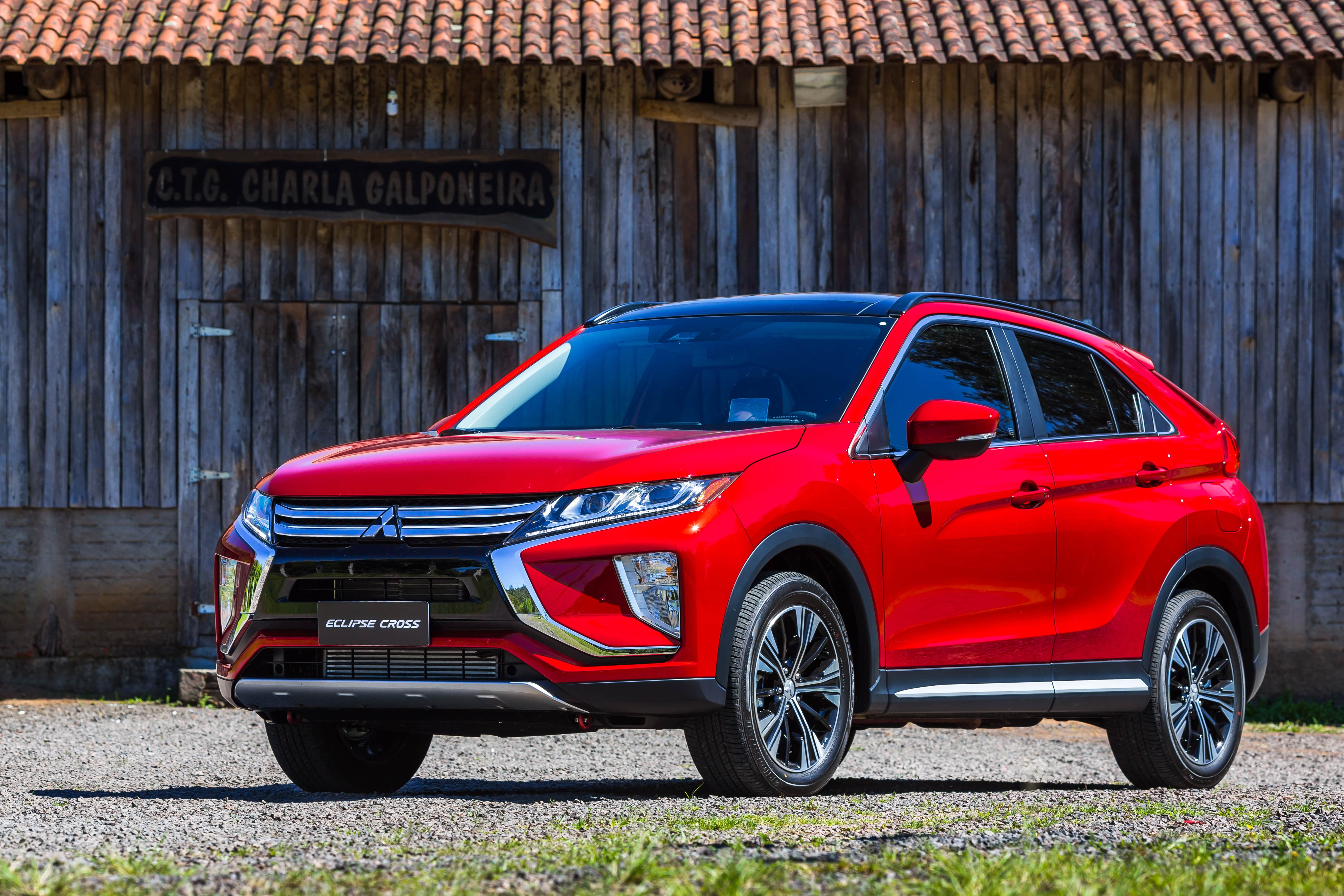Mitsubishi Eclipse Cross vermelho de frente. SUV será feito em Goiás