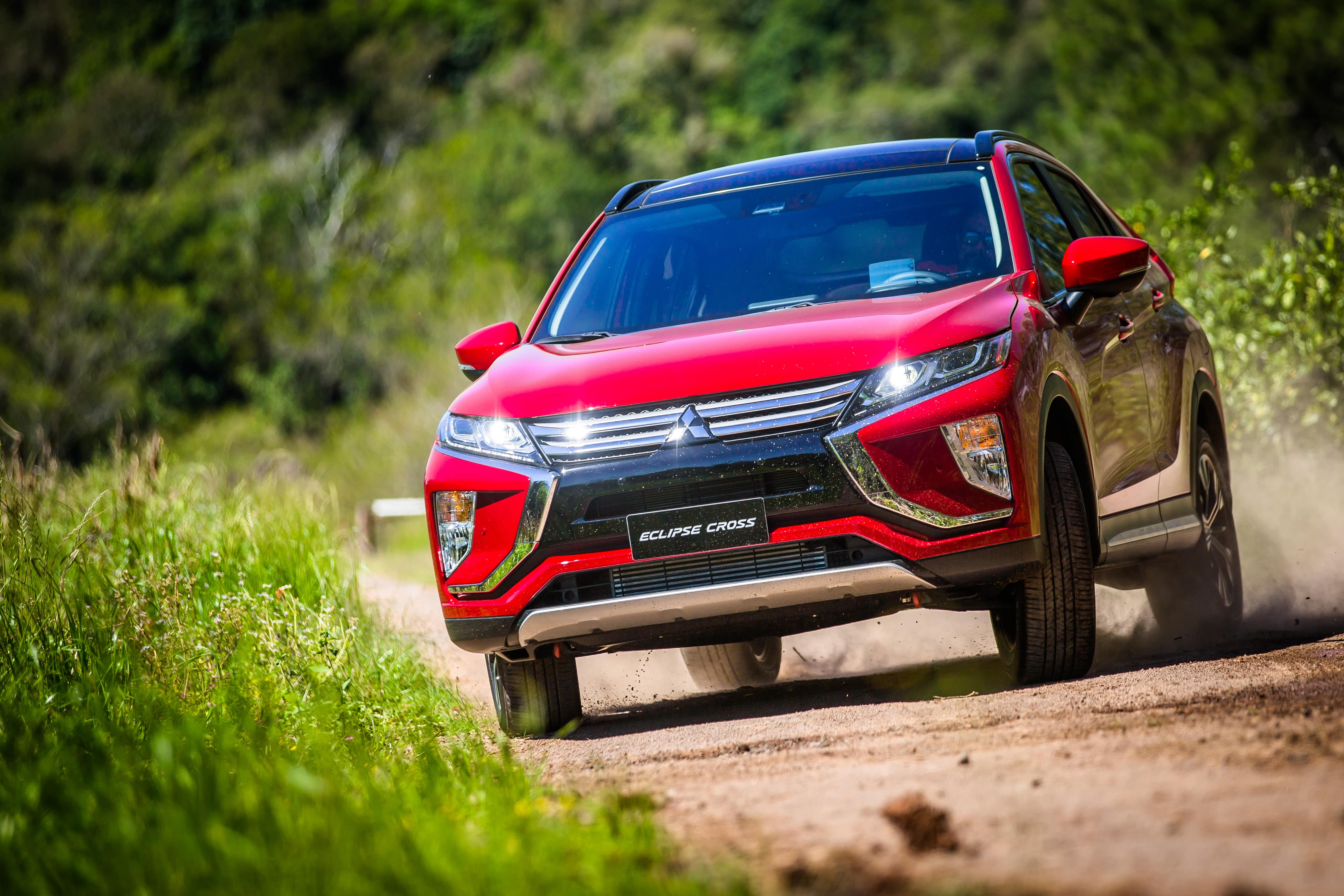 Mitsubishi Eclipse Cross vermelho em uma pista de terra