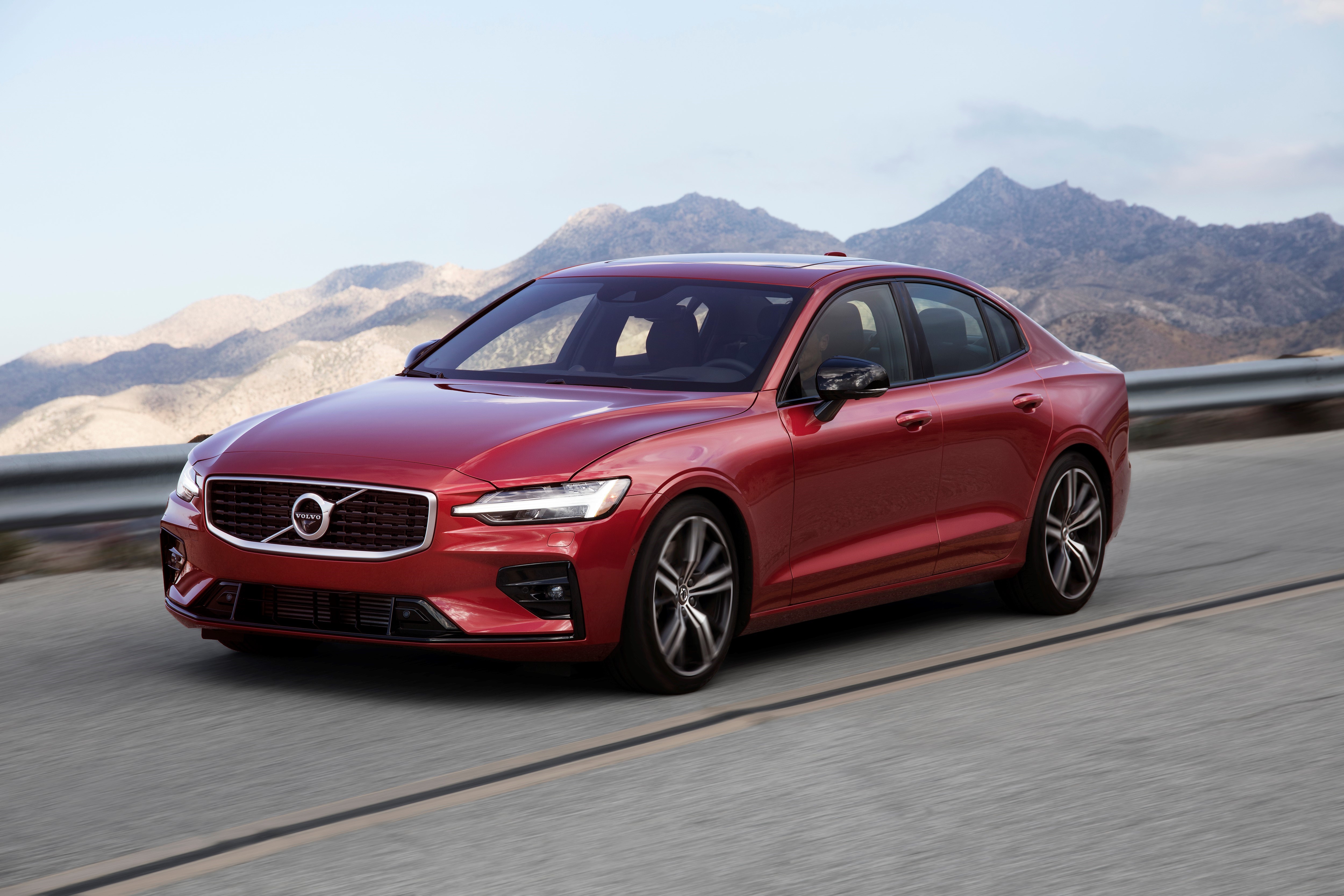 New Volvo S60 R Design Exterior