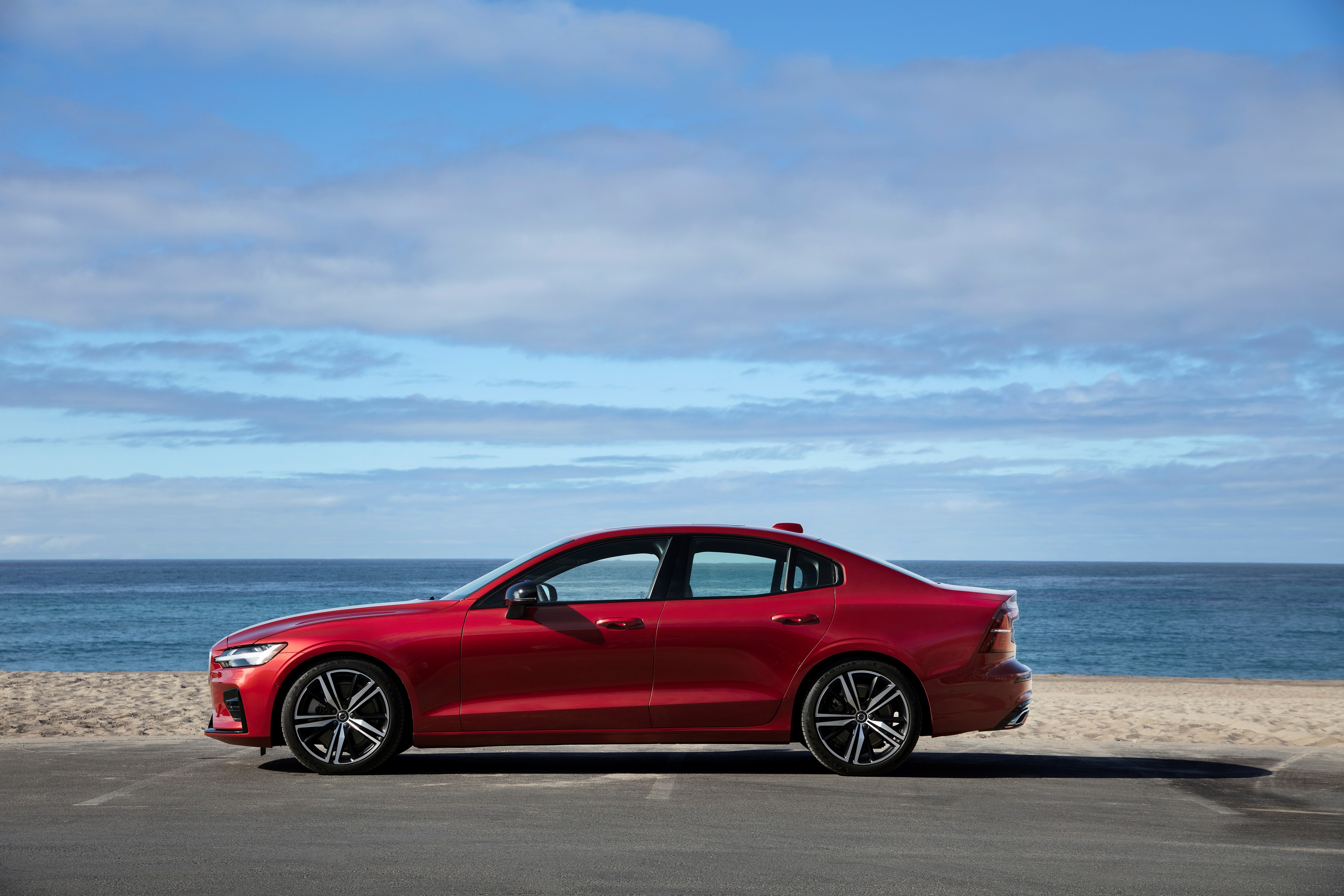 New Volvo S60 R Design Exterior