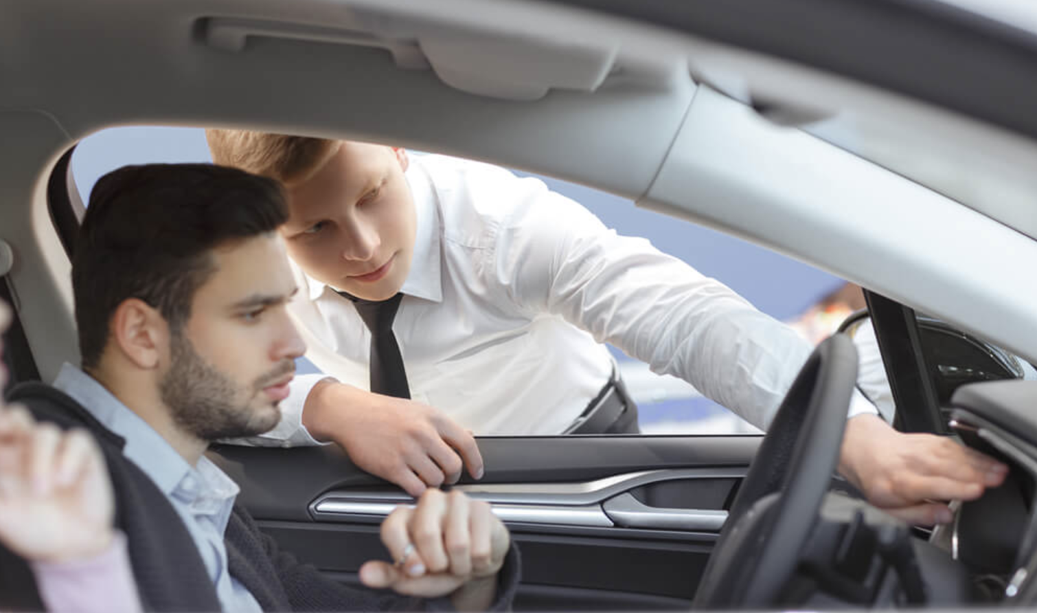 Antes de fazer o test-drive, ajuste a melhor posição de condução e peça ao vendedor/especialista todas as informações técnicas relevantes