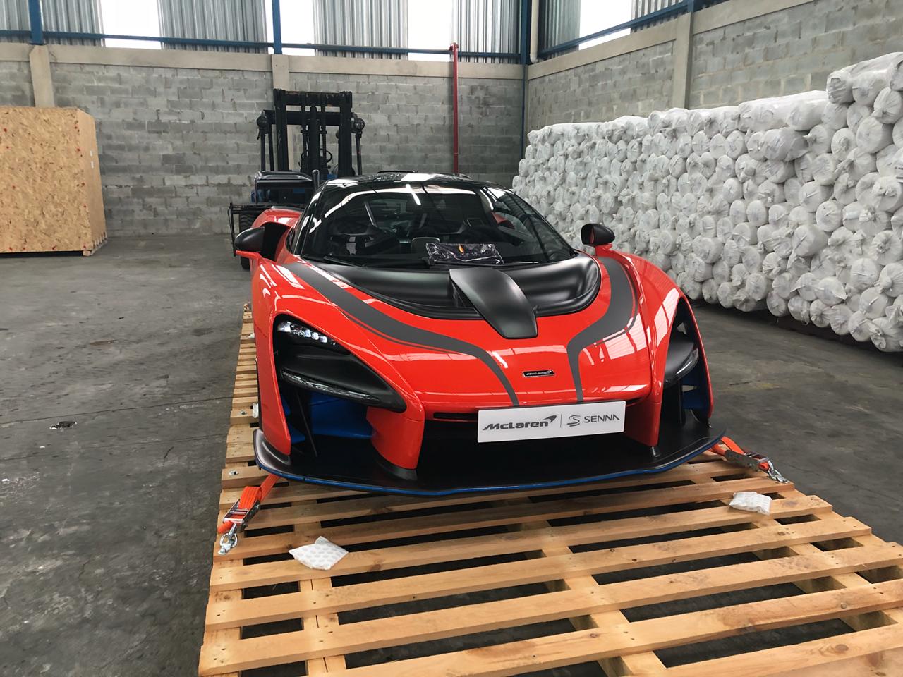 Mclaren Senna De Frente No Depósito