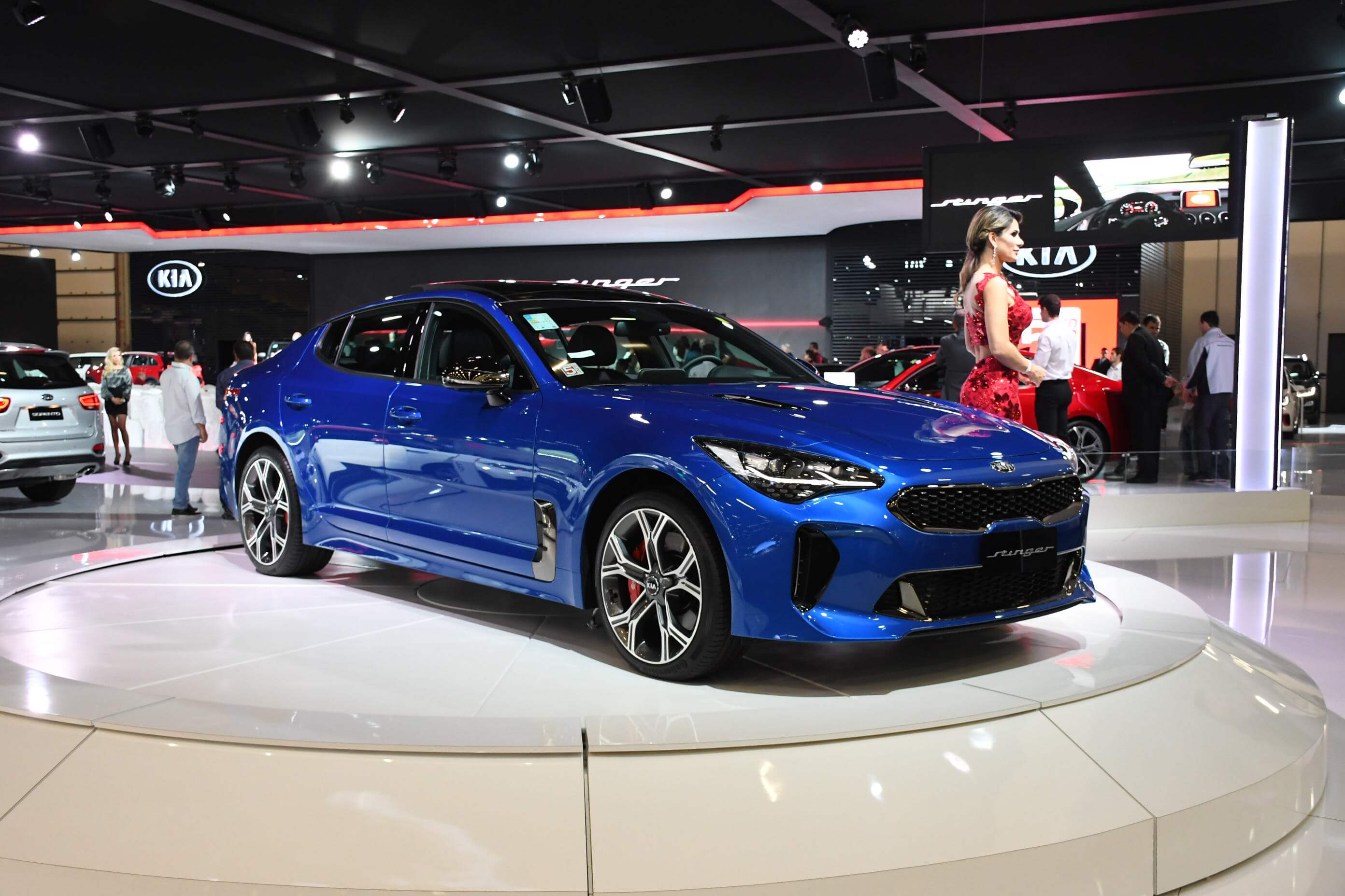 Kia Stinger azul no estande da marca no Salão de São Paulo 2018