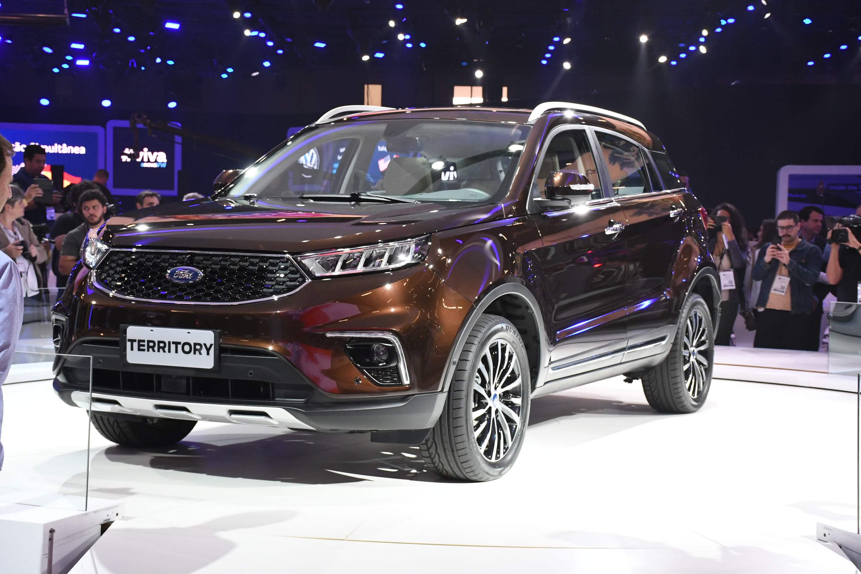 Ford Territory marrom de frente em estande no Salão de São Paulo