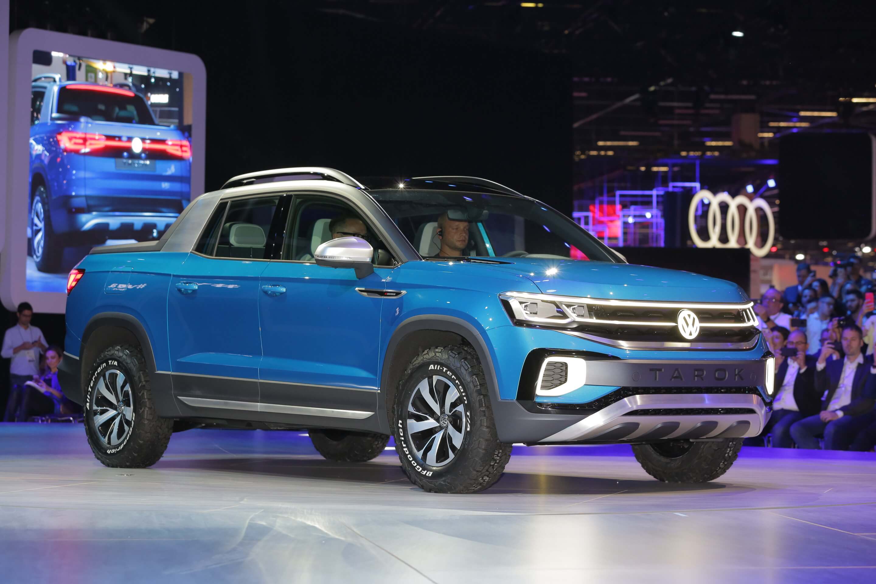 Volkswagen Tarok azul como conceito azul no estande da Volkswagen no Salão de São Paulo 2018