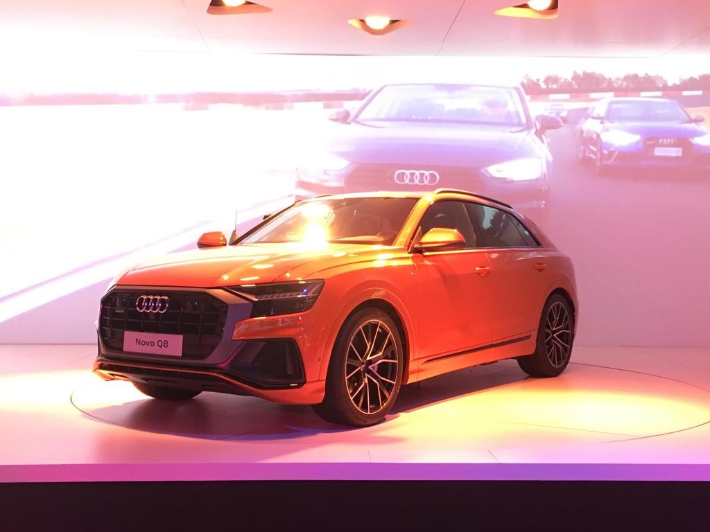 Audi Q8 amarelo visto de frente