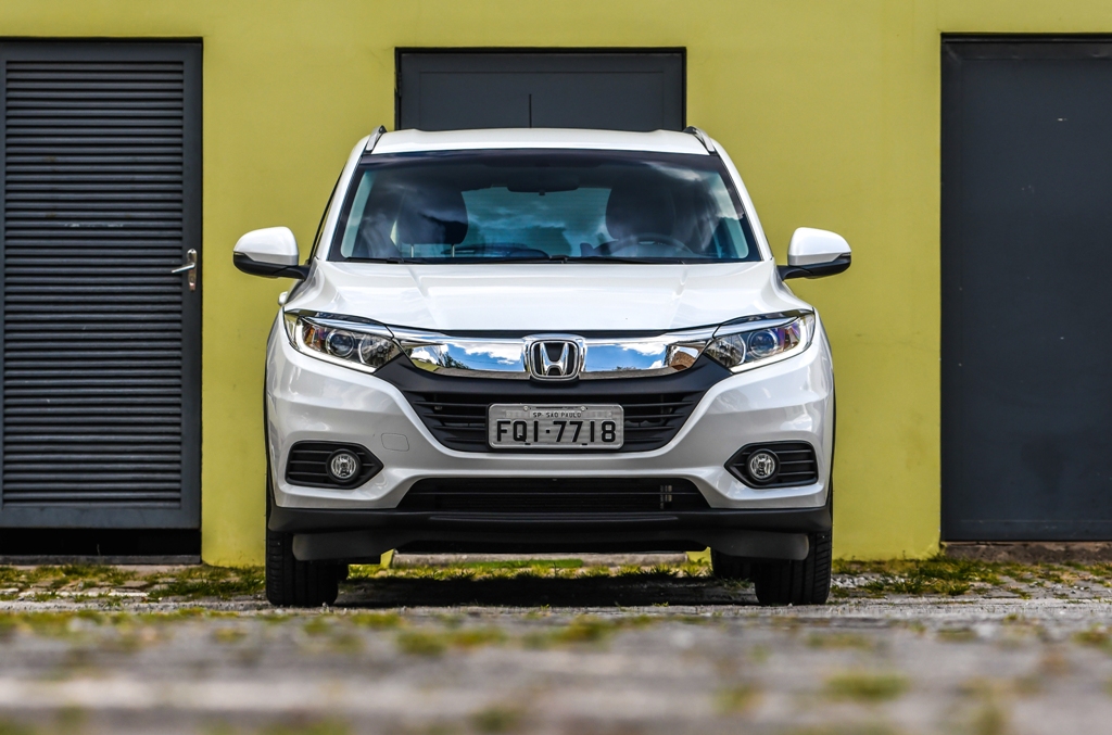 Honda HR-V de frente na cor branca com faróis angulosos integrados por grade cromada