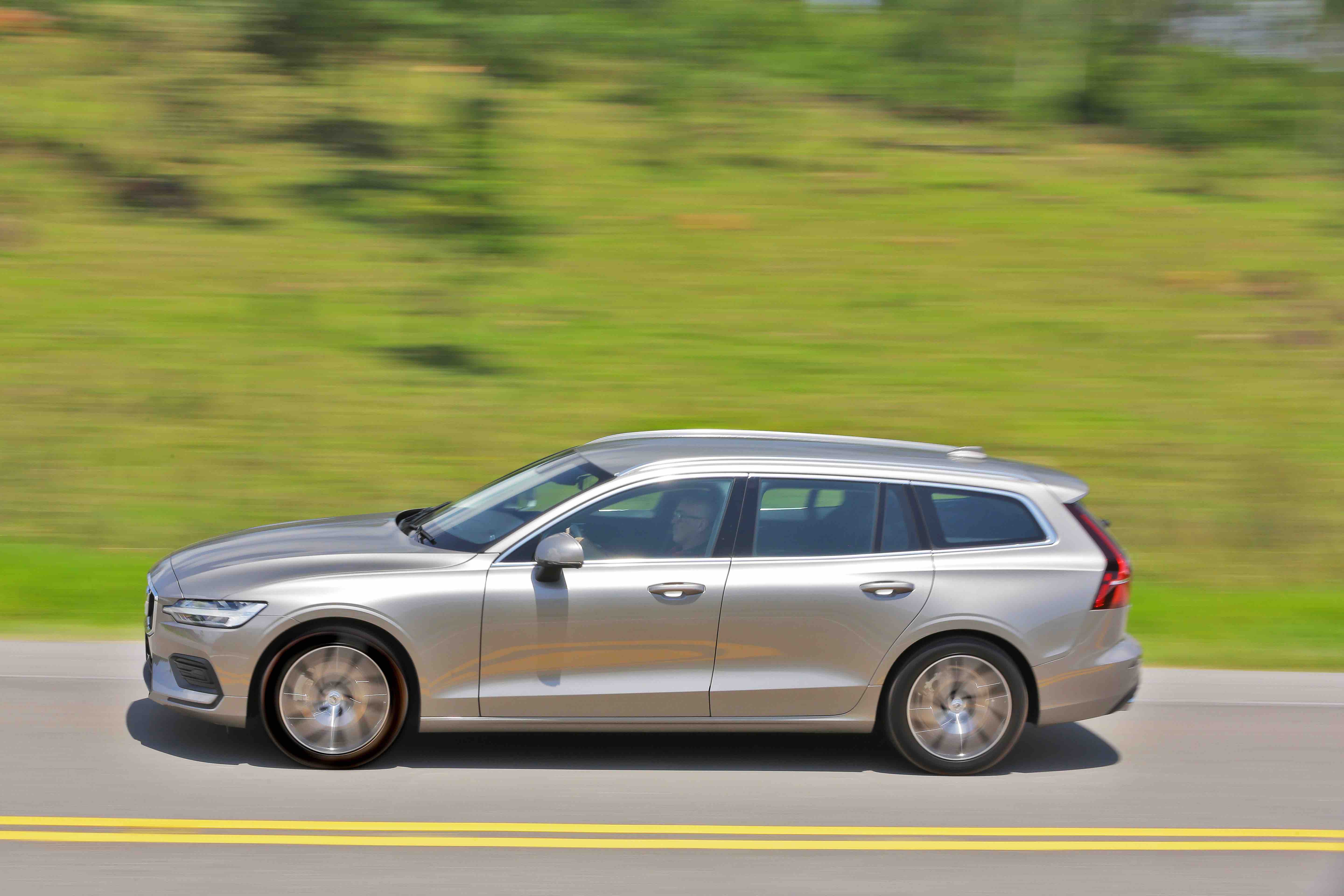 Volvo V60 T5 Momentum 2019