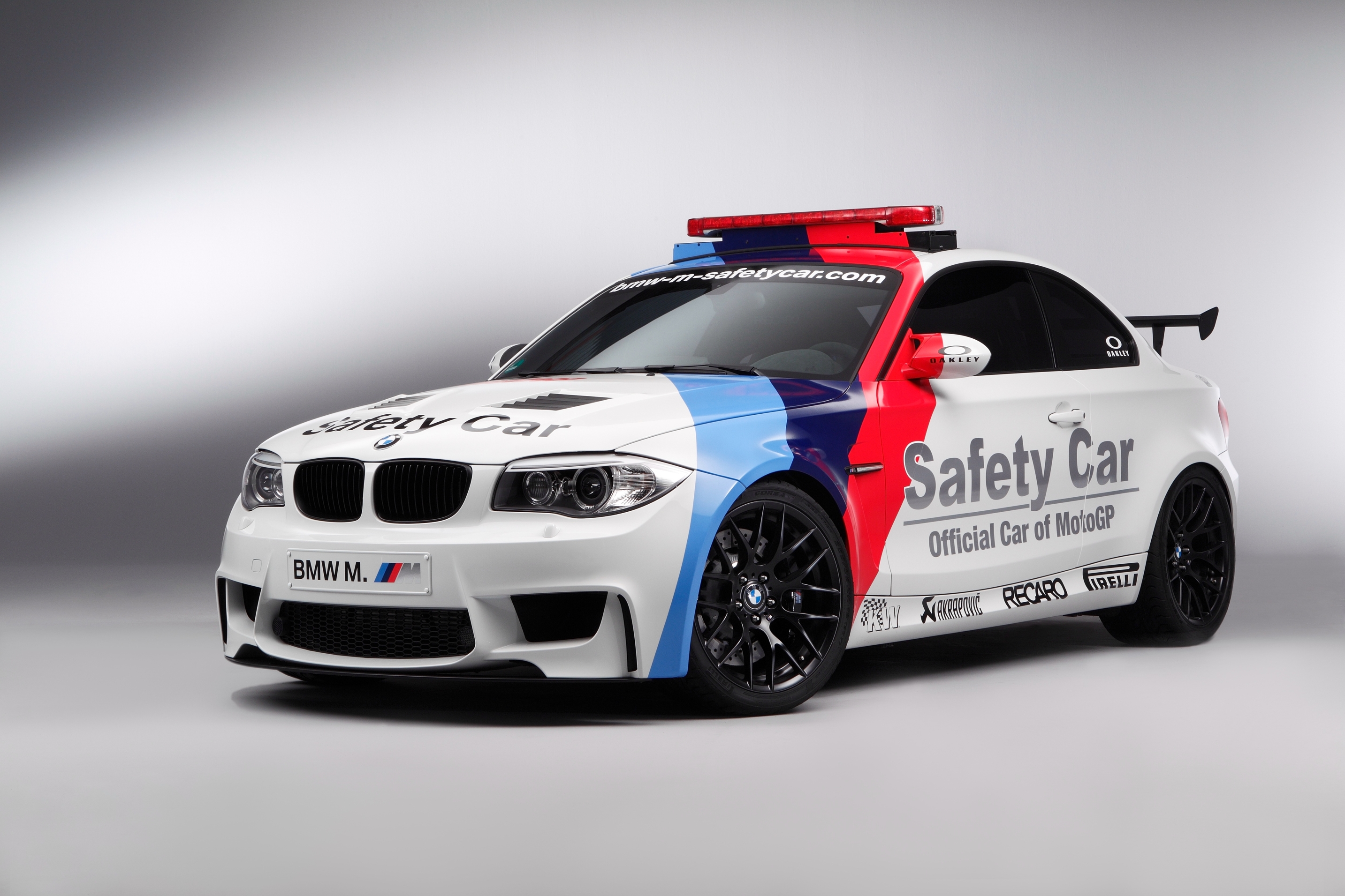 Com seu potente seis cilindros 3.0 turbo e 340 cv, o icônico 1M também deu o ar da graça na MotoGP