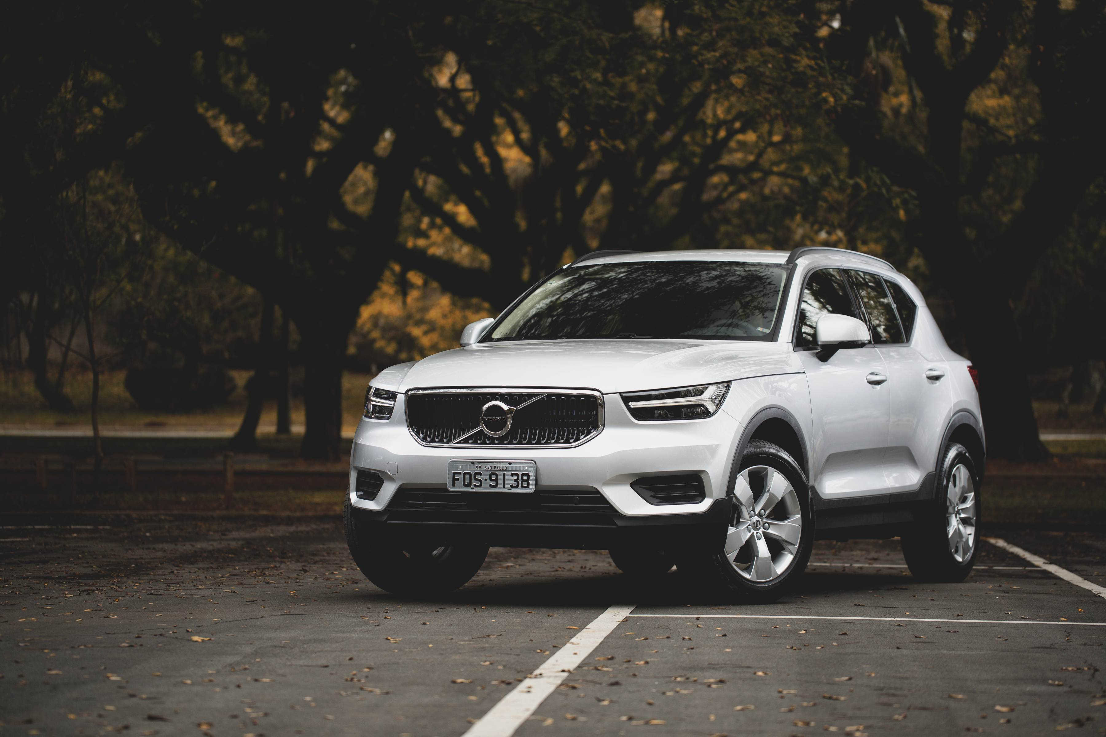 Volvo XC40 na floresta