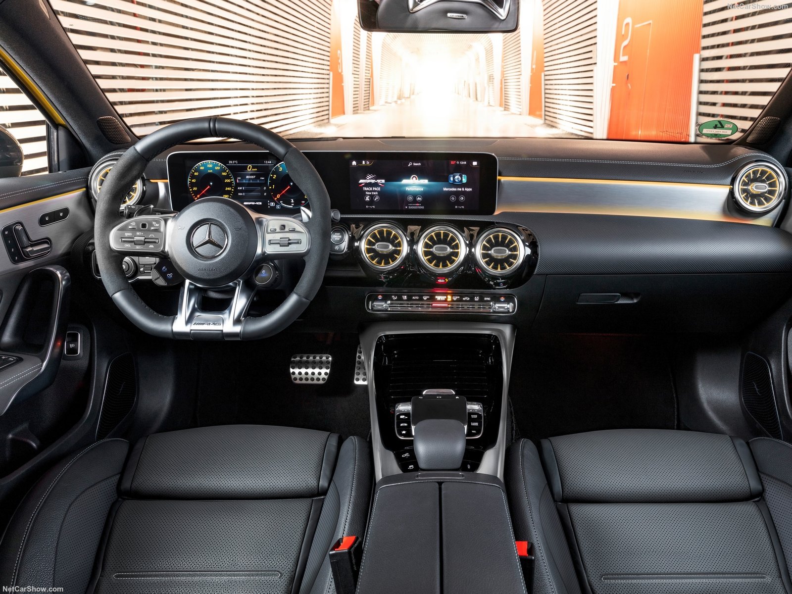 Mercedes Benz A35 Amg 4matic 2019 1600 44