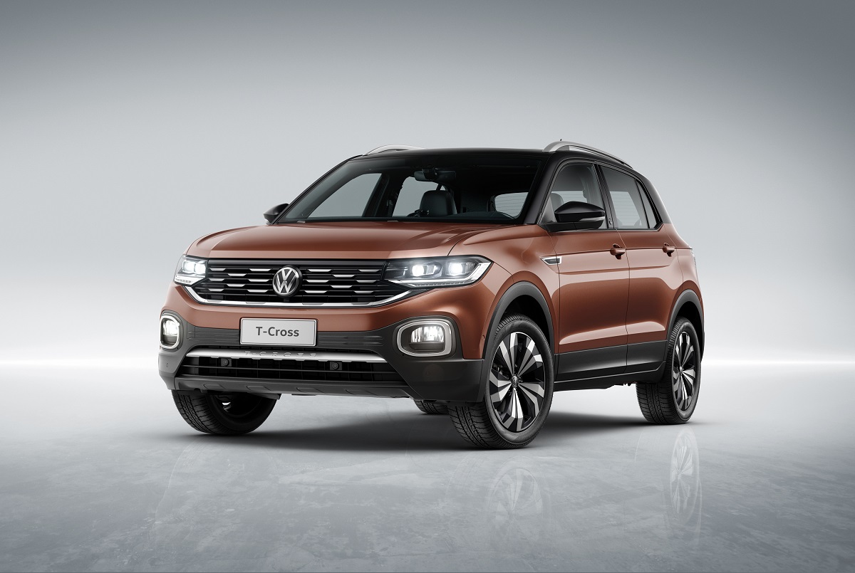 Volkswagen T-Cross na versão Highline de frente com grade com detalhes cromados e faróis de neblina retangulares