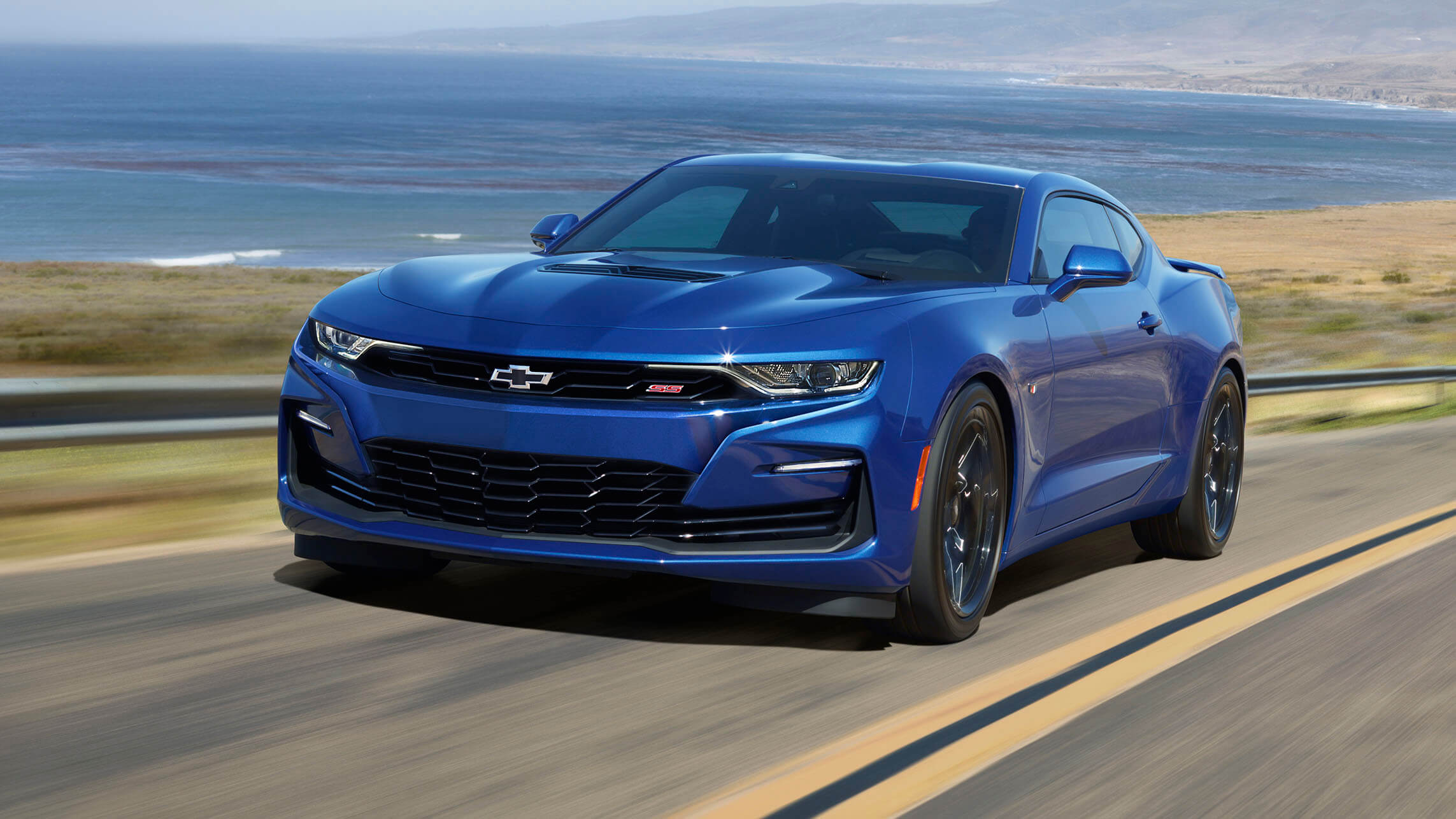 Chevrolet Camaro SS azul em estrada