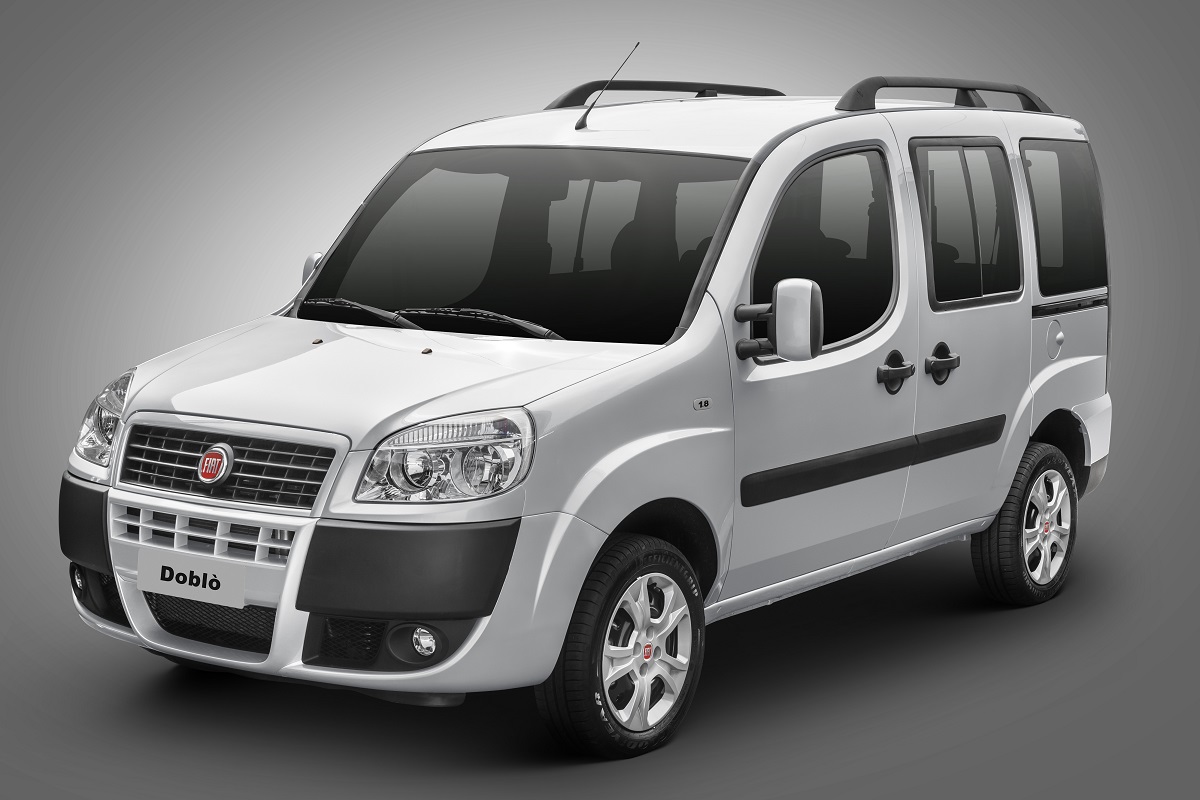 Fiat Doblò Essense 2020 prata visto de frente em fundo neutro
