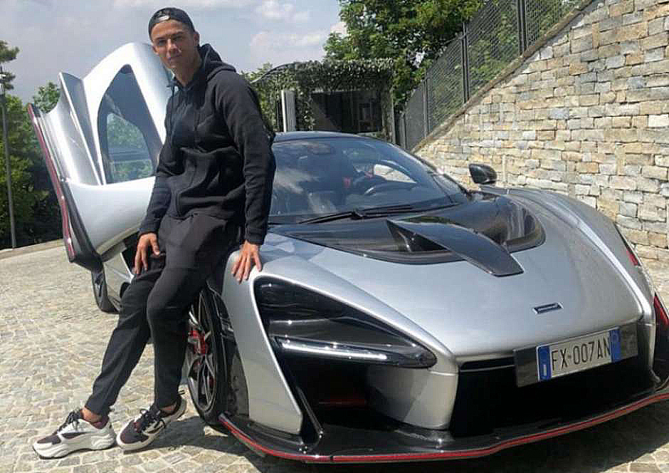 Cristiano Ronaldo ao lado de seu McLaren Senna