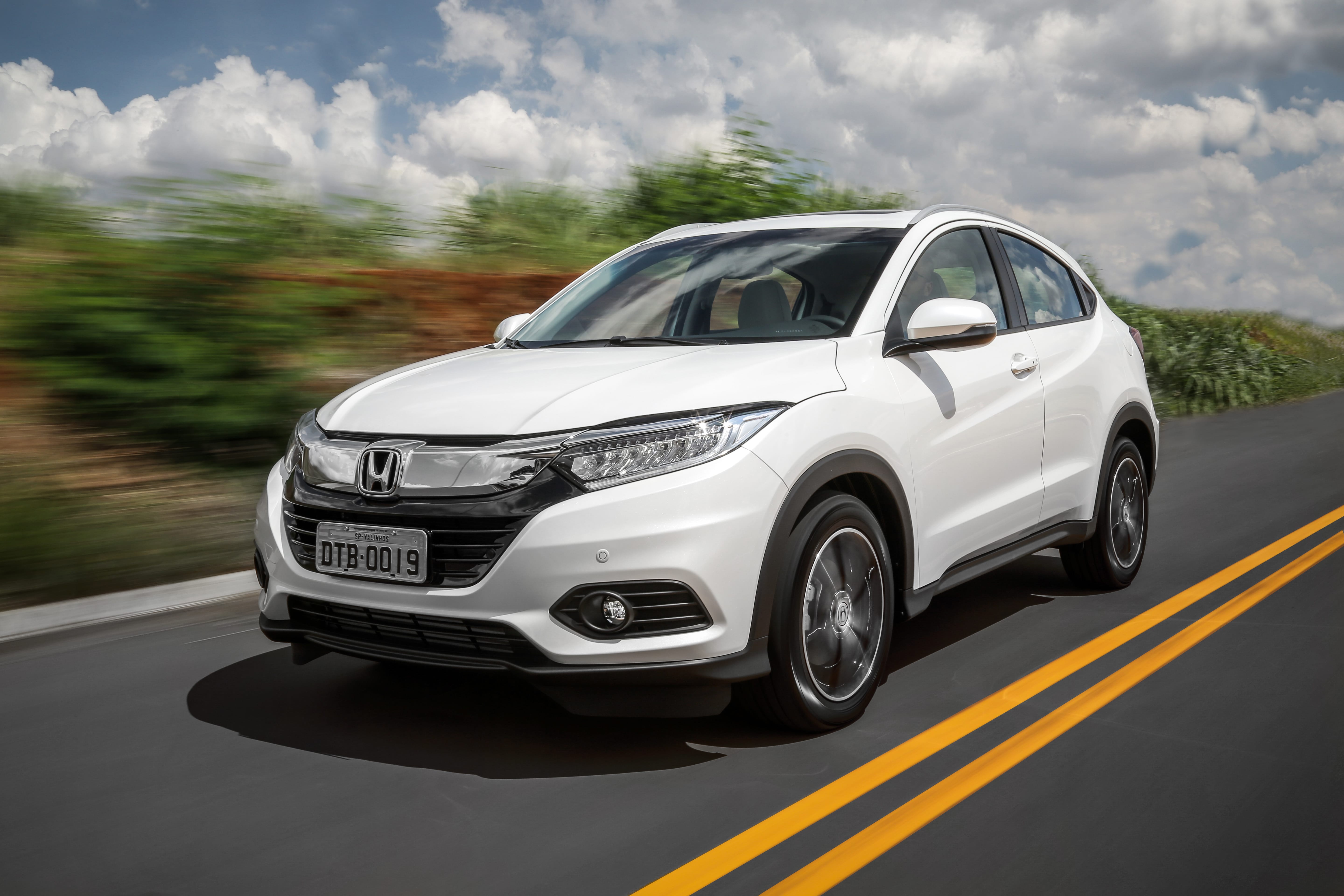 Honda HR-V branco na estrada visto de frente
