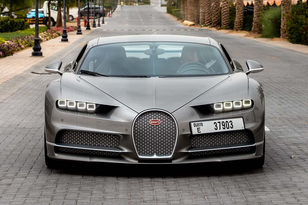 Bugatti Chiron Sport chumbo parada em rua asfaltada