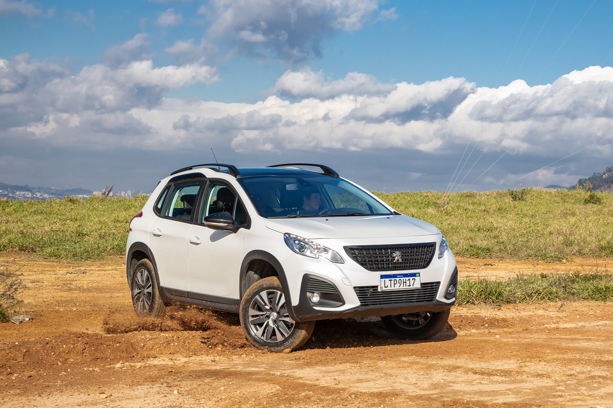 Peugeot 2008 Griffe branco na terra