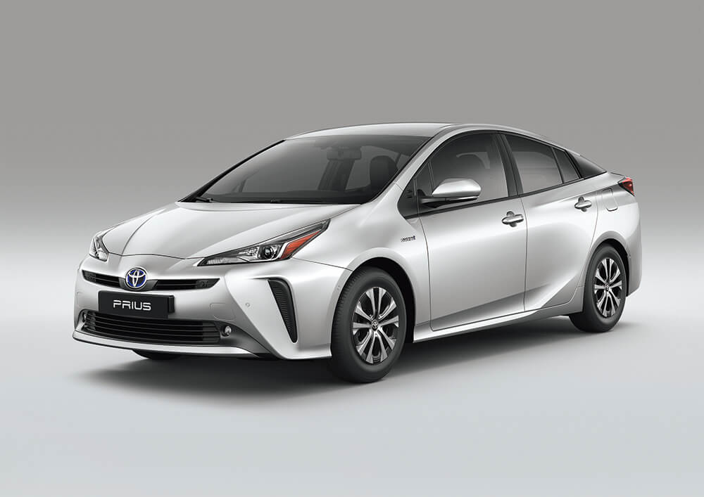 Toyota Prius prata de frente em foto de estúdio