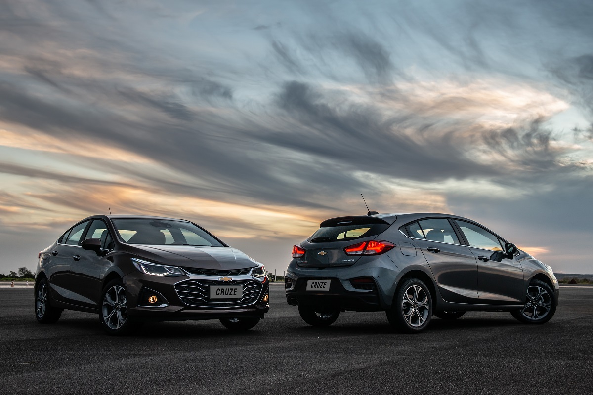 Cruze Premier seria alternativa em recall do Onix Cruze sedã de frente e Cruze hatch de traseira na foto. Modelos seriam os únicos da gama GM a atenderem a locação de caro similar