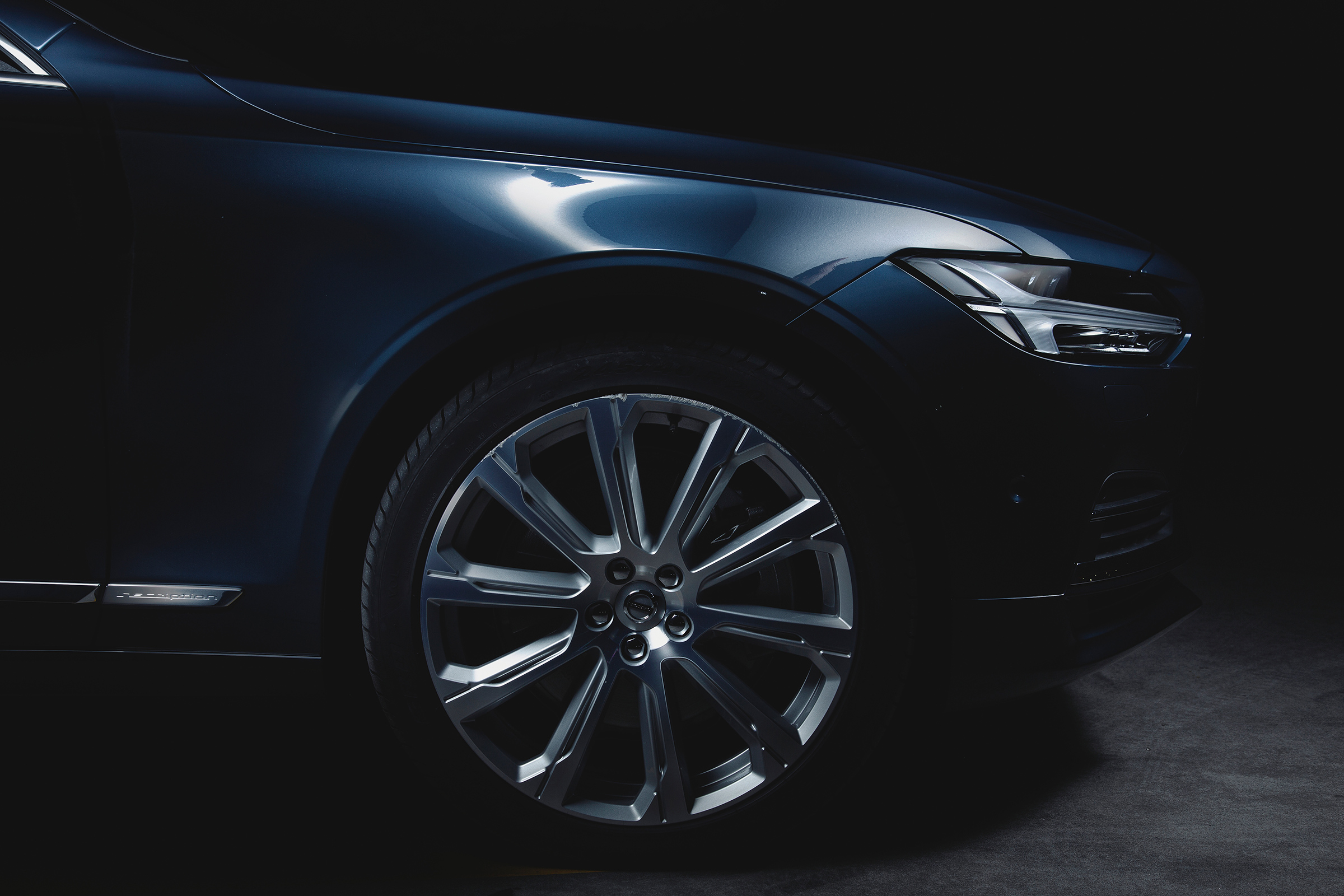 O Volvo S90 tem roda de alumínio de 20 polegadas com dez raios