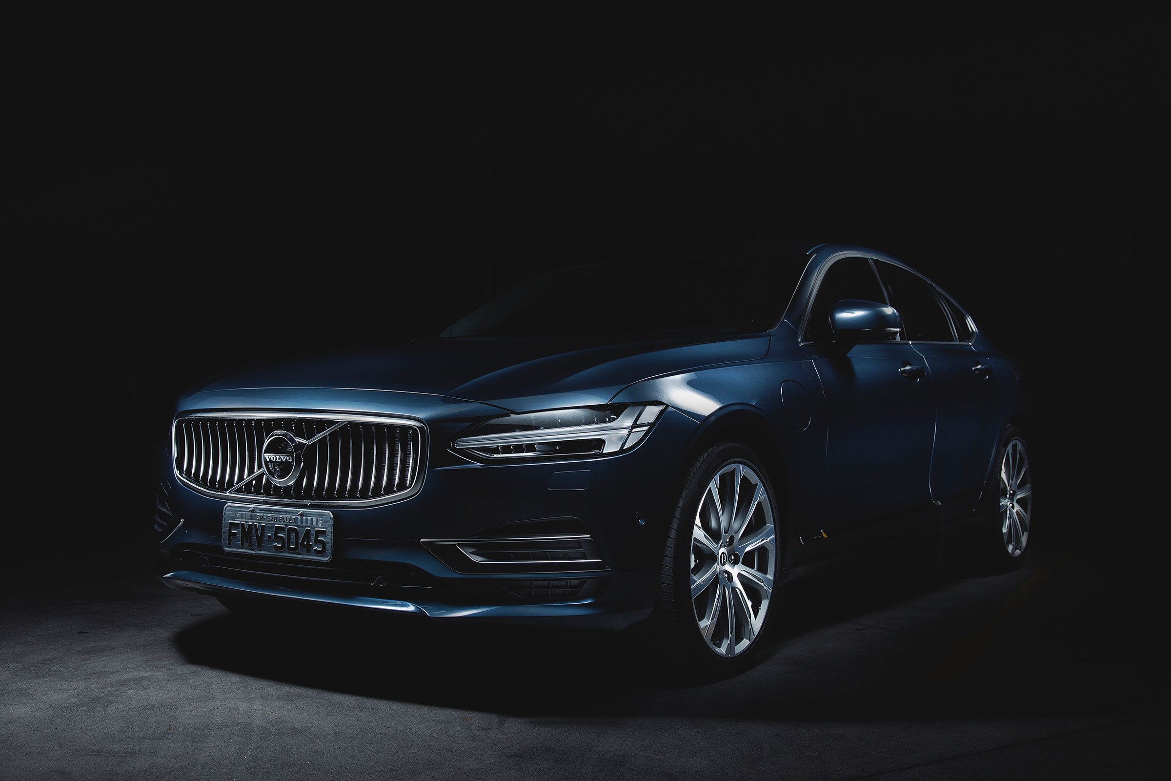 Linhas fluidas do Volvo combinam com os faróis Full LED