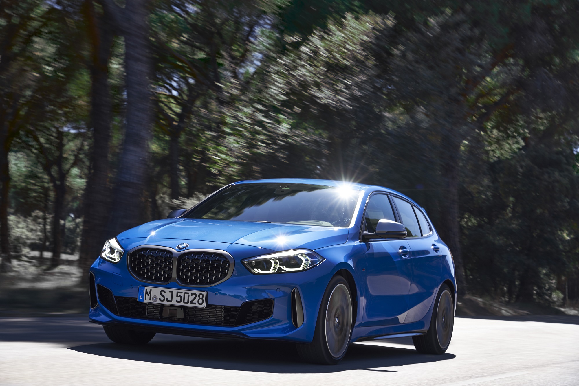 Bmw Série 1 azul em movimento