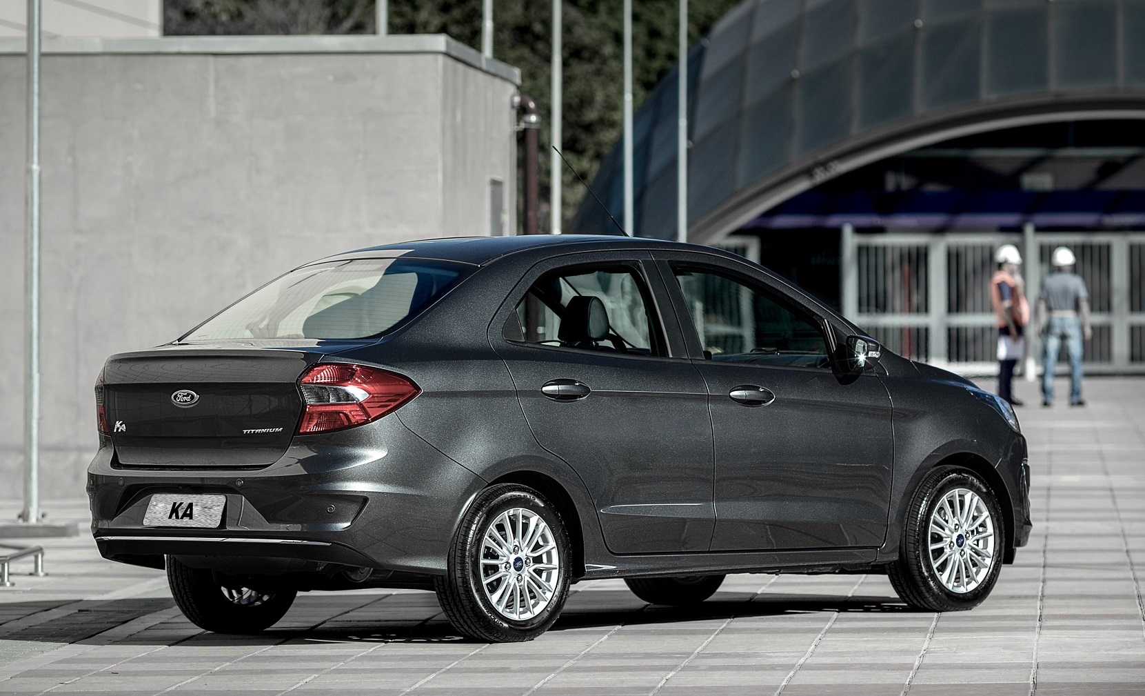 Ford Ka Sedan cinza escuro de traseira