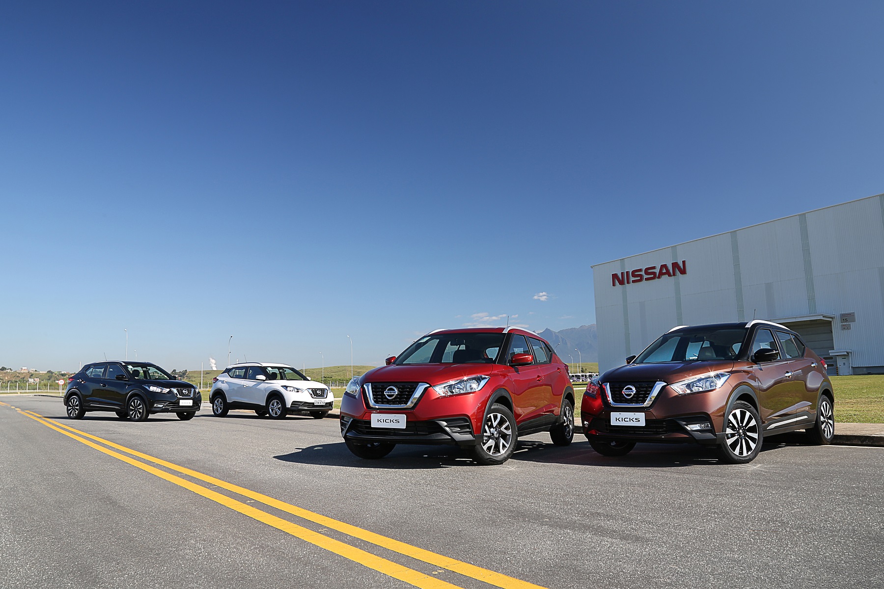 Nissan Kicks em frente à fábrica da Nissan em Resende (RJ)