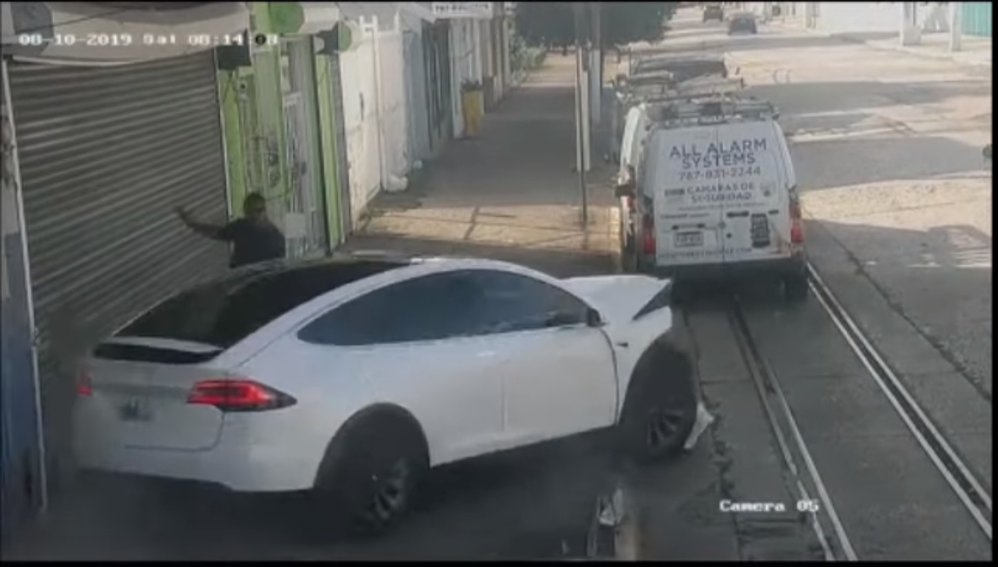 tesla Model X descontrolado