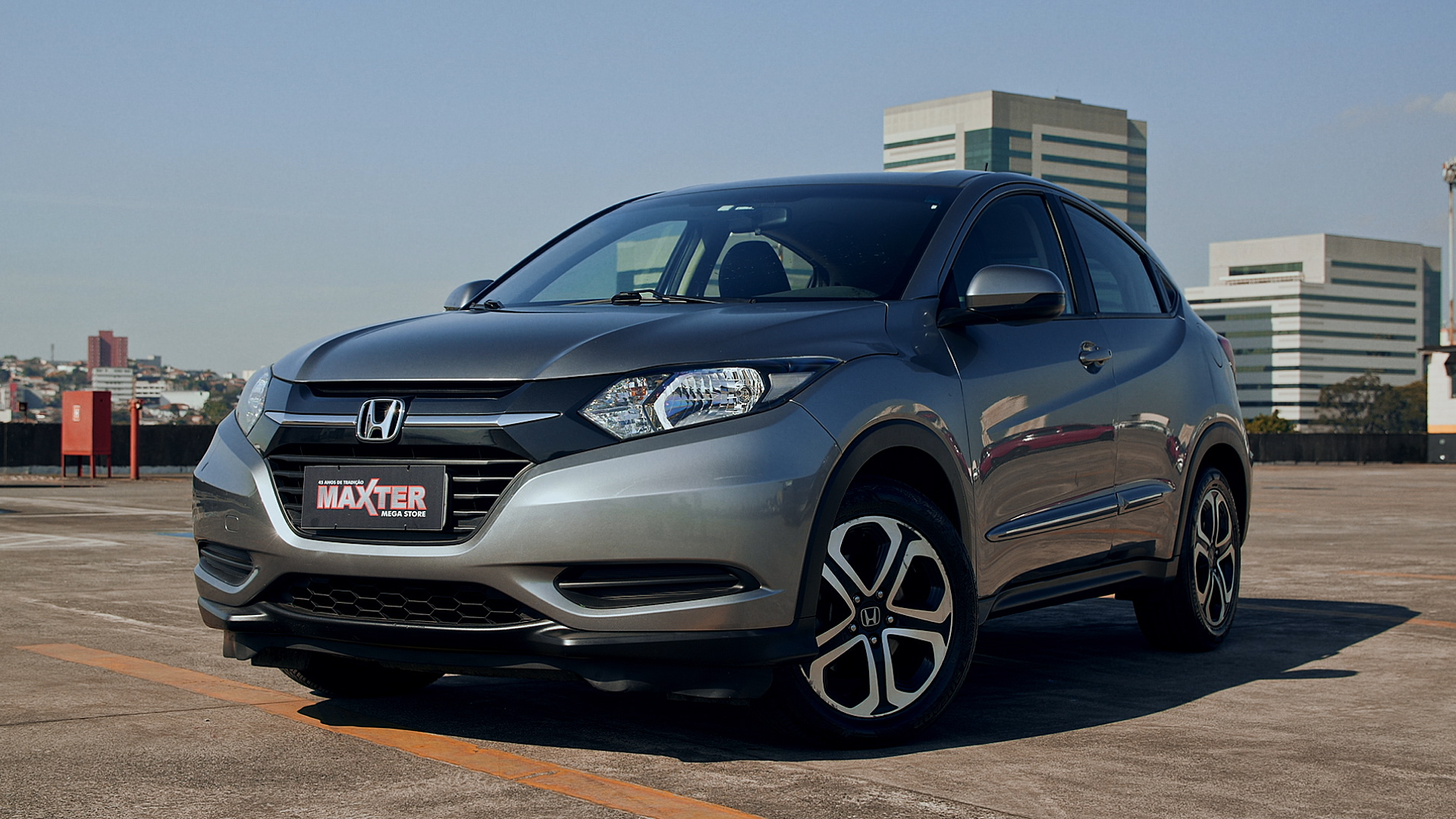 Honda HR-V vista na diagonal com paisagem urbana