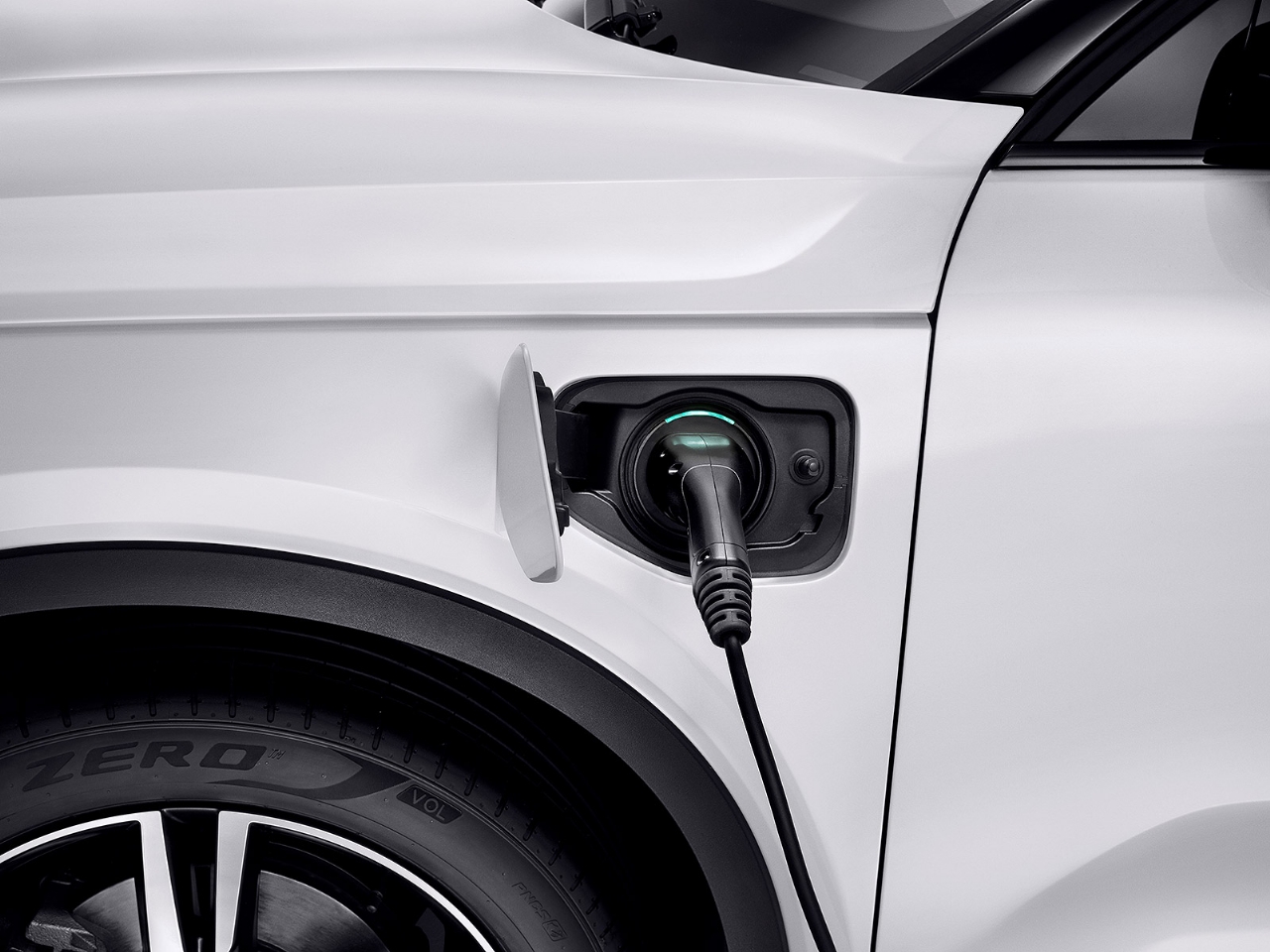 Foto mostra o plug de carregamento do XC40 Hybrid acima do para-lama dianteiro