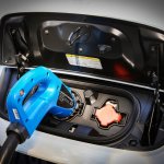 Plugue de carregamento de um Nissan Leaf