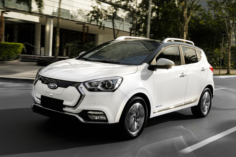 JAC iEV40 branco em movimento na rua
