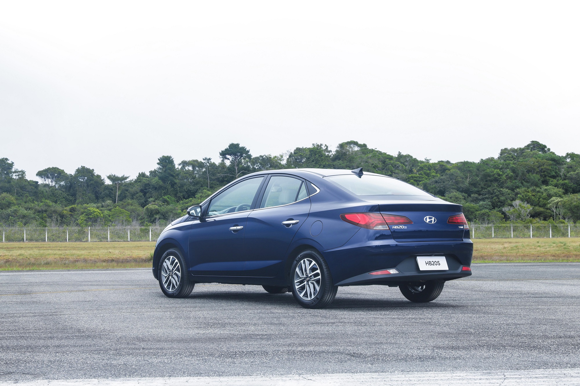 Hyundai HB20S 2020 azul visto de traseira
