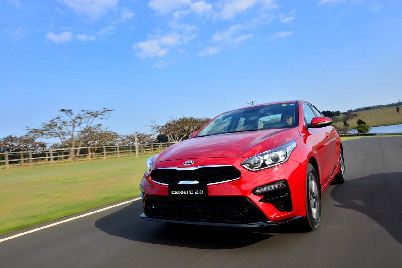 Kia Cerato 2020 vermelho em movimento na pista do circuito fechado