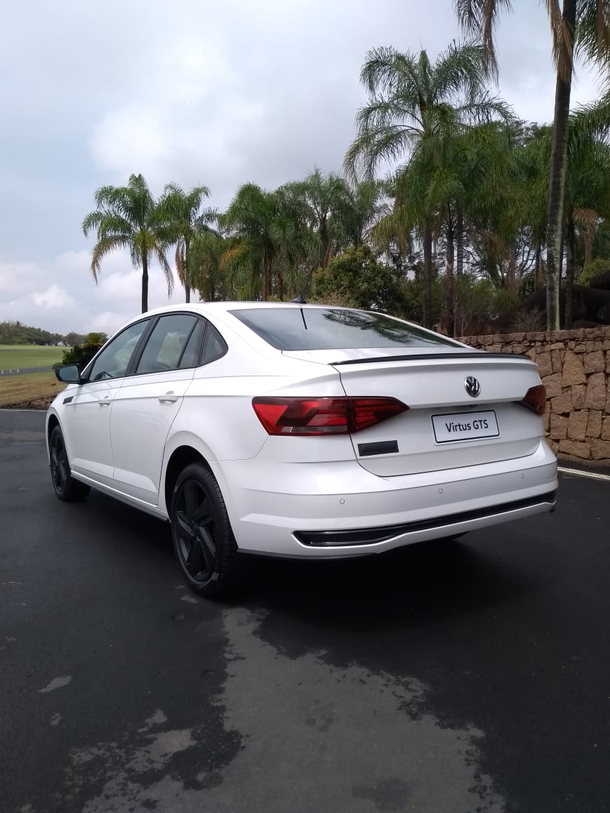 Vw Virtus Gts na cor branca de traseira com pequeno spoiler na tampa do porta-malas