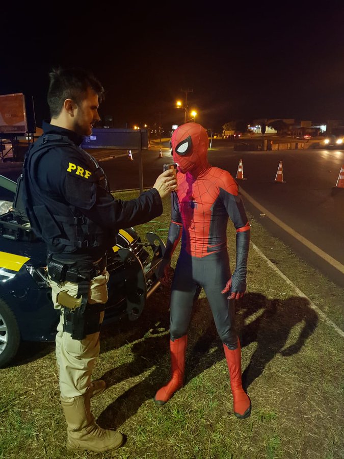 Homem Aranha faz teste do bafômetro